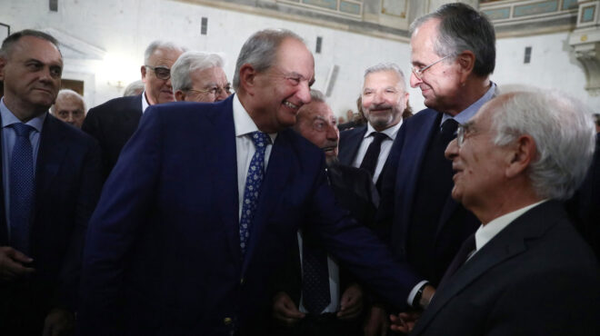 οι-πρώην-ως-σκιάχτρα-563874700