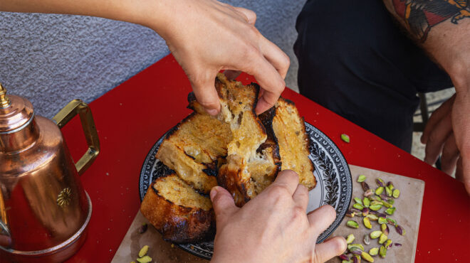 φοκάτσια-με-σεμιφρέντο-κάρδαμο-και-φυ-563843107