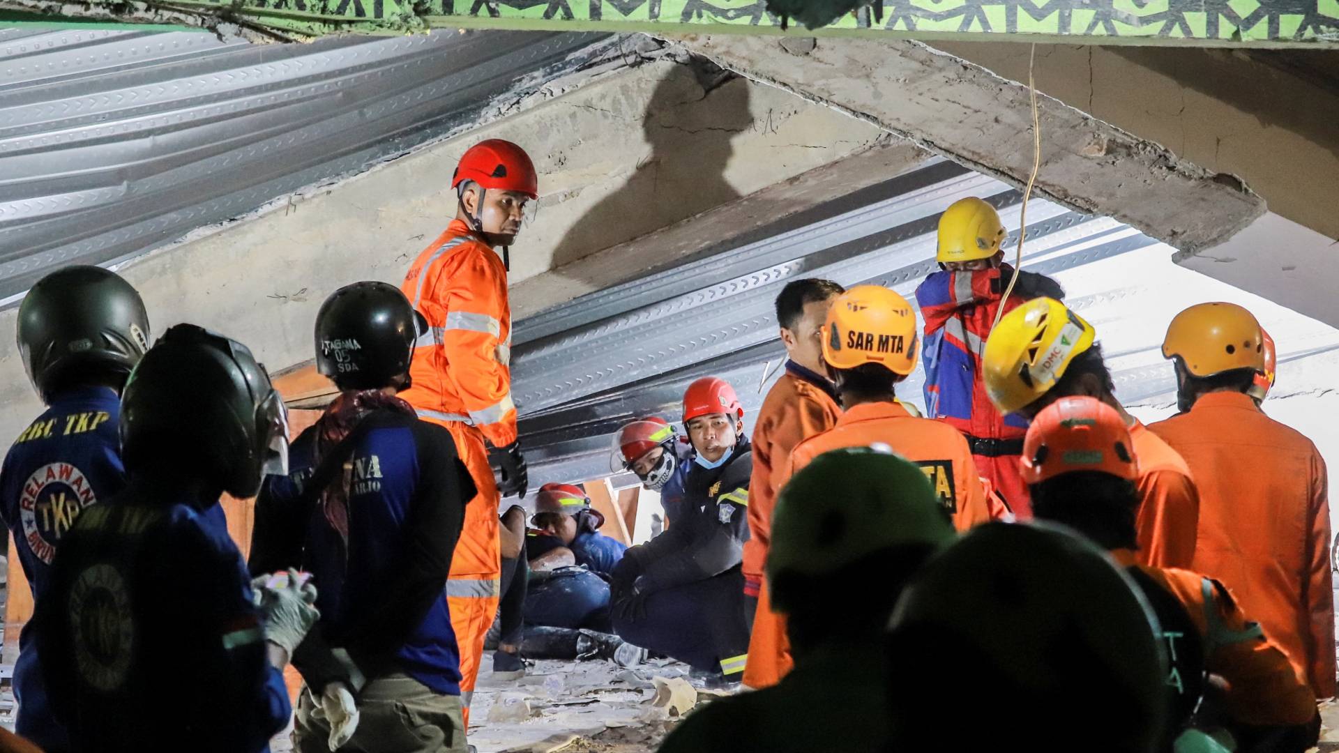 Ινδονησία: Αναζήτηση αγνοουμένων στα ερείπια σχολείου – Φόβοι για τουλάχιστον 91 εγκλωβισμένους-2