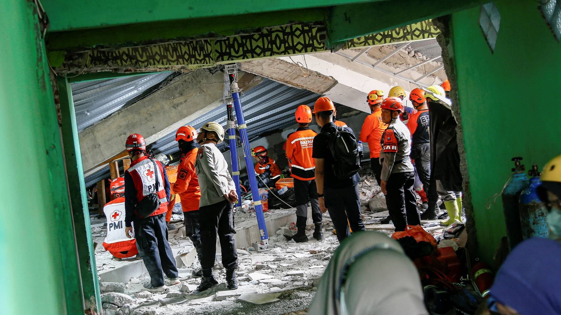 Ινδονησία: Αναζήτηση αγνοουμένων στα ερείπια σχολείου – Φόβοι για τουλάχιστον 91 εγκλωβισμένους-1