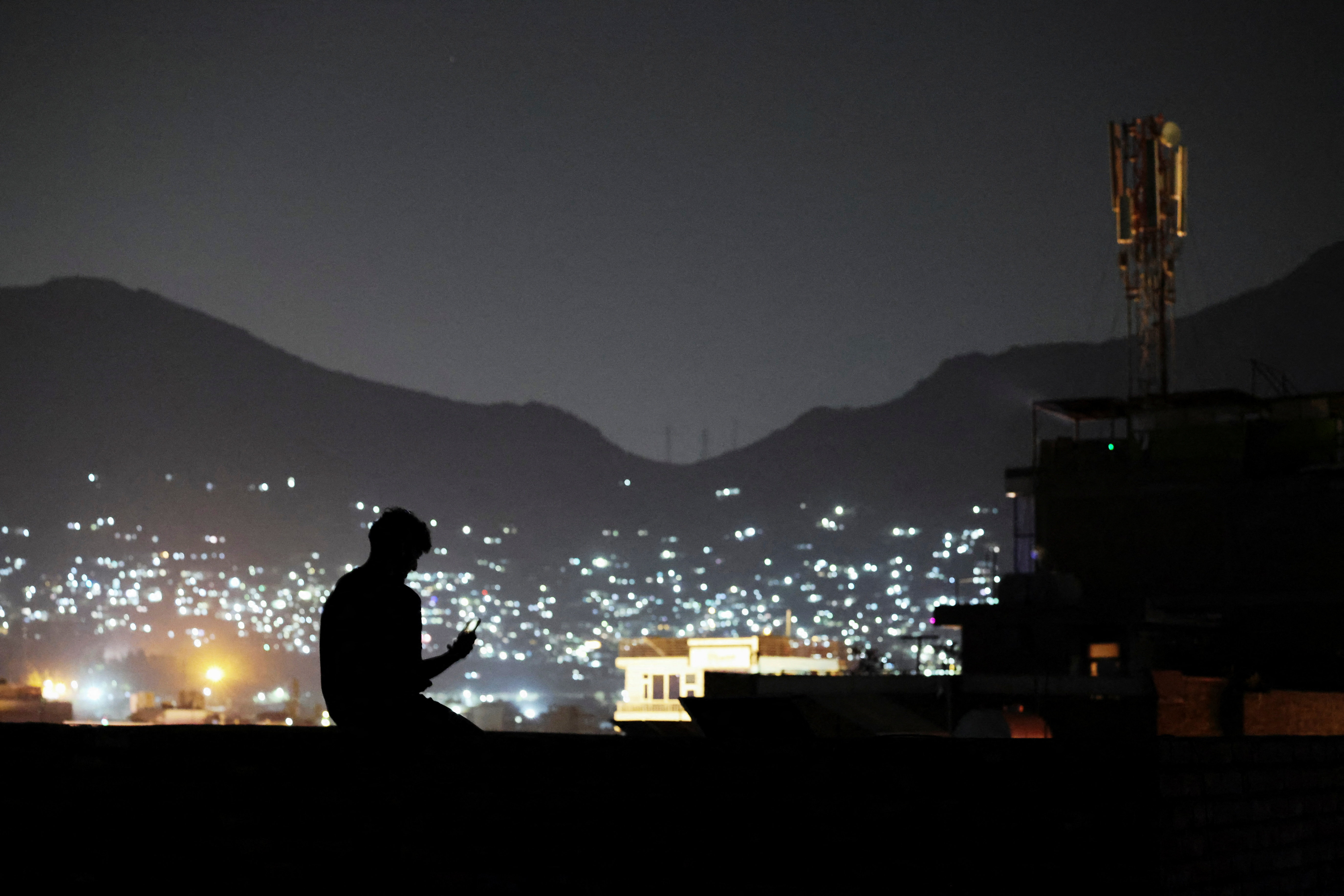 Καμπούλ: Πανηγυρισμοί για την επαναφορά του Ιντερνετ – «Η πόλη είναι και πάλι ζωντανή»-1
