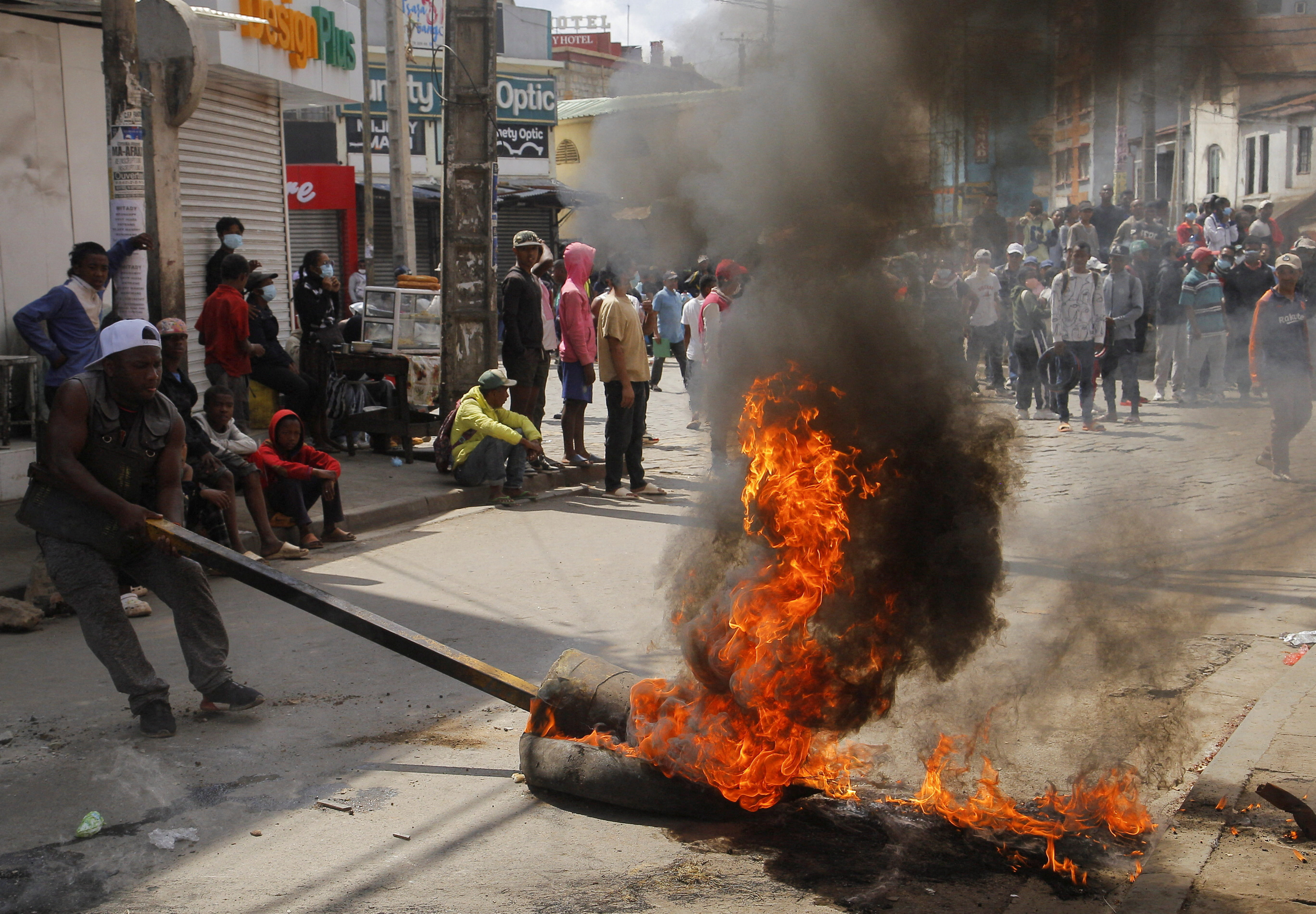 Μαδαγασκάρη: Η «Gen Z Mada» βγήκε στους δρόμους και ζητά πολιτική αλλαγή-3