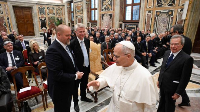 ο-πάπας-αφόρισε-τους-clickbait-τίτλους-563859637