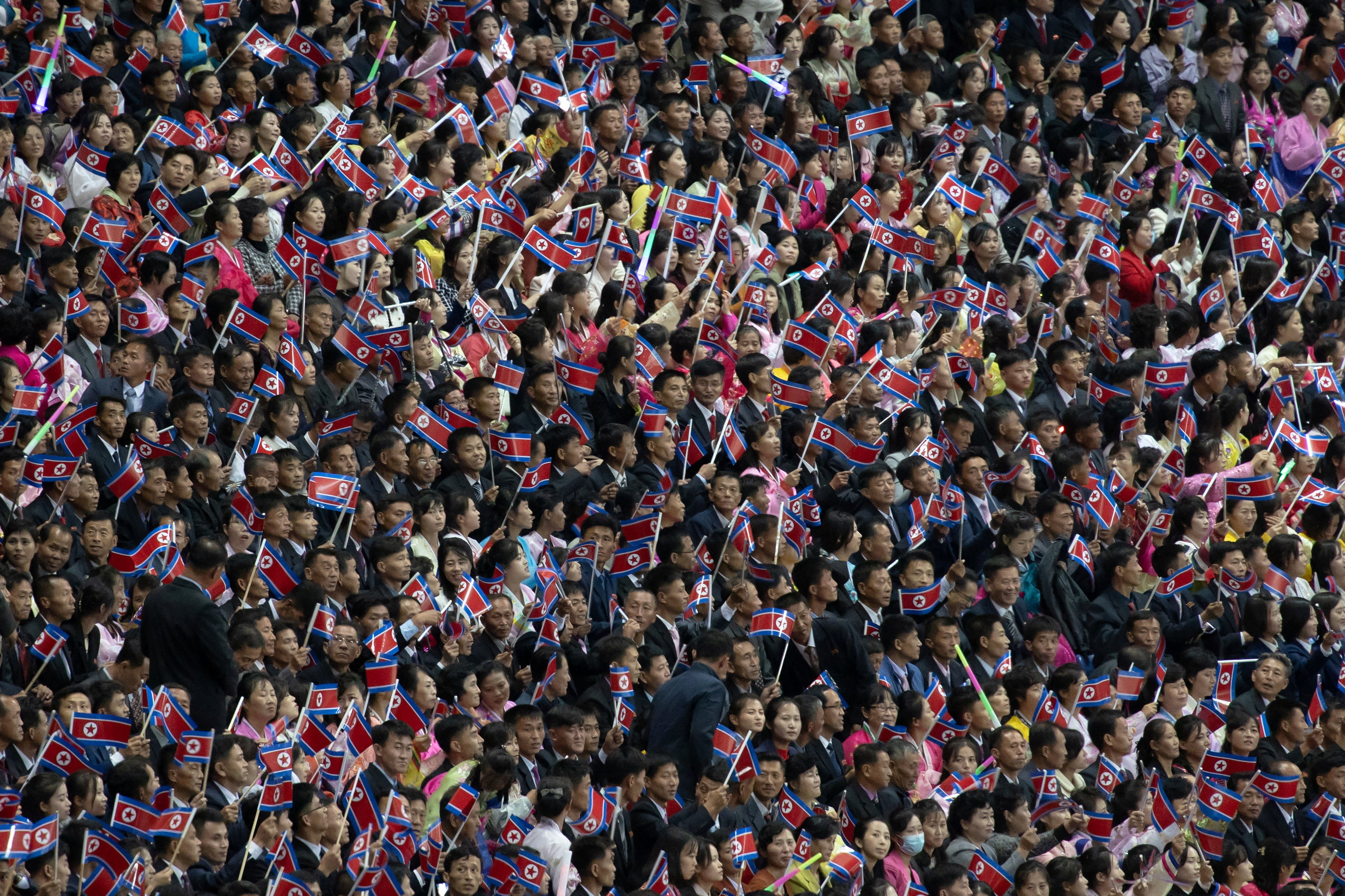 Βόρεια Κορέα: Χορεύτριες και στρατιώτες που έσπαγαν αλυσίδες στην παρέλαση του Κιμ [εικόνες]-8