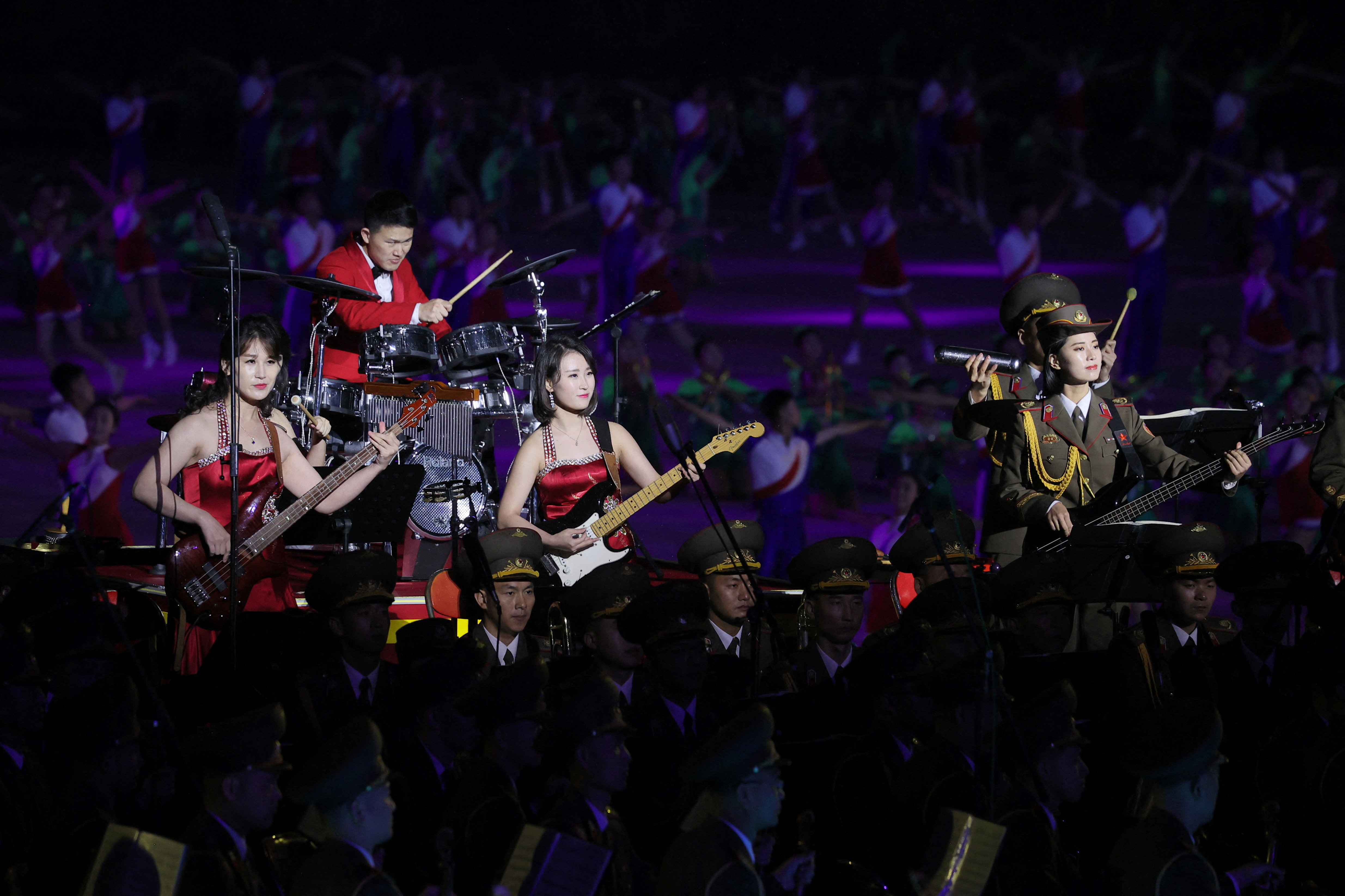 Βόρεια Κορέα: Χορεύτριες και στρατιώτες που έσπαγαν αλυσίδες στην παρέλαση του Κιμ [εικόνες]-7