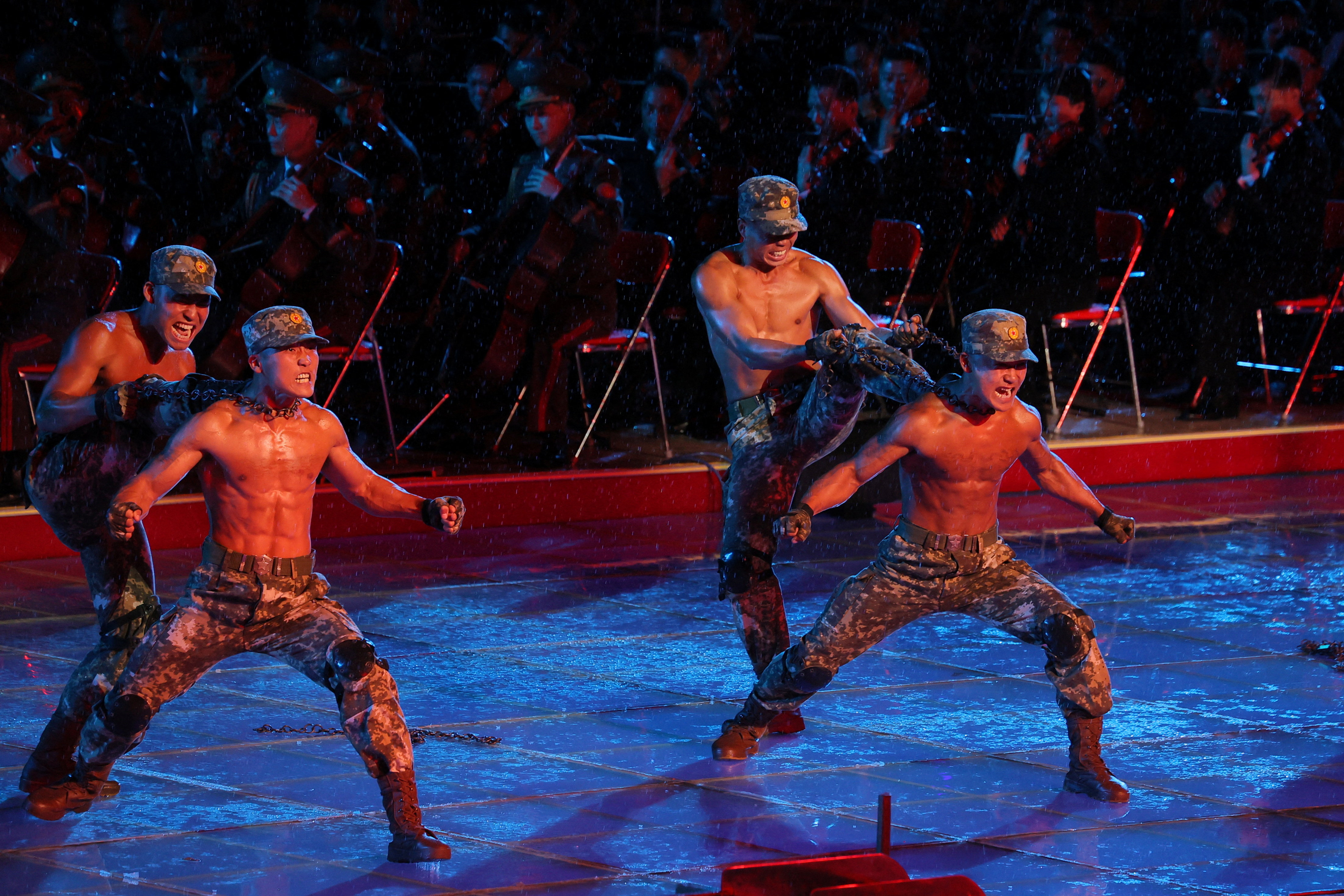 Βόρεια Κορέα: Χορεύτριες και στρατιώτες που έσπαγαν αλυσίδες στην παρέλαση του Κιμ [εικόνες]-5