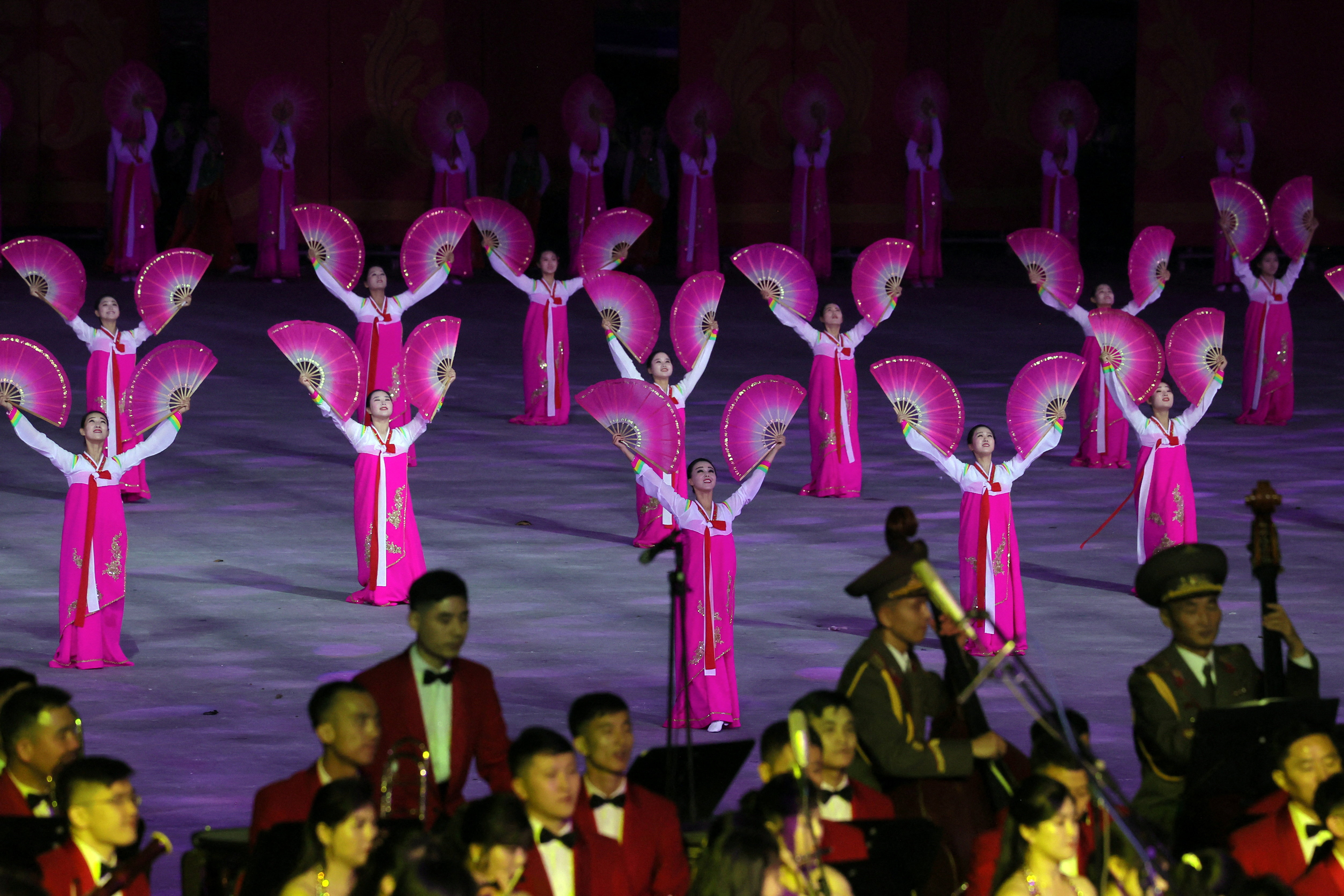 Βόρεια Κορέα: Χορεύτριες και στρατιώτες που έσπαγαν αλυσίδες στην παρέλαση του Κιμ [εικόνες]-4