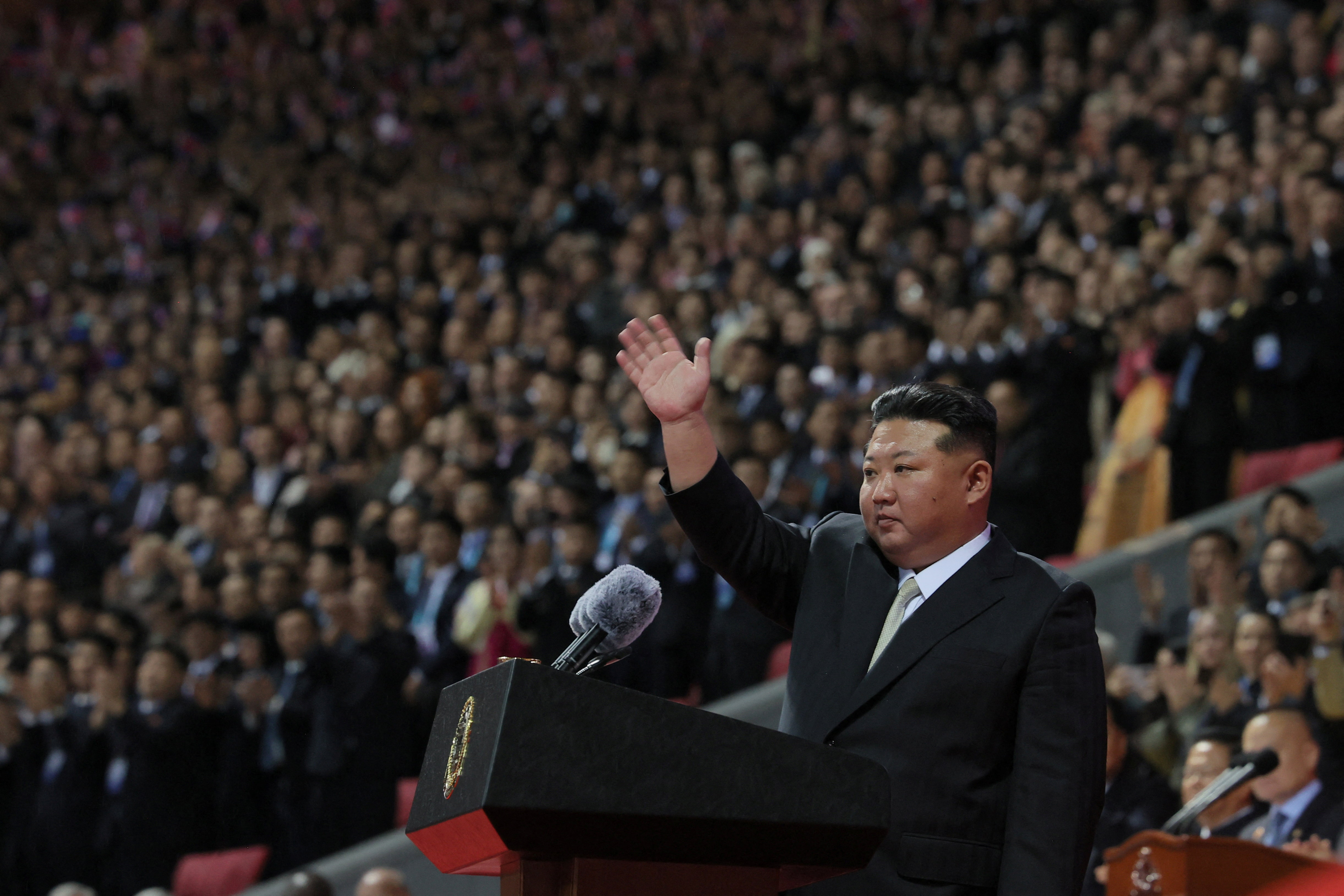 Βόρεια Κορέα: Χορεύτριες και στρατιώτες που έσπαγαν αλυσίδες στην παρέλαση του Κιμ [εικόνες]-10