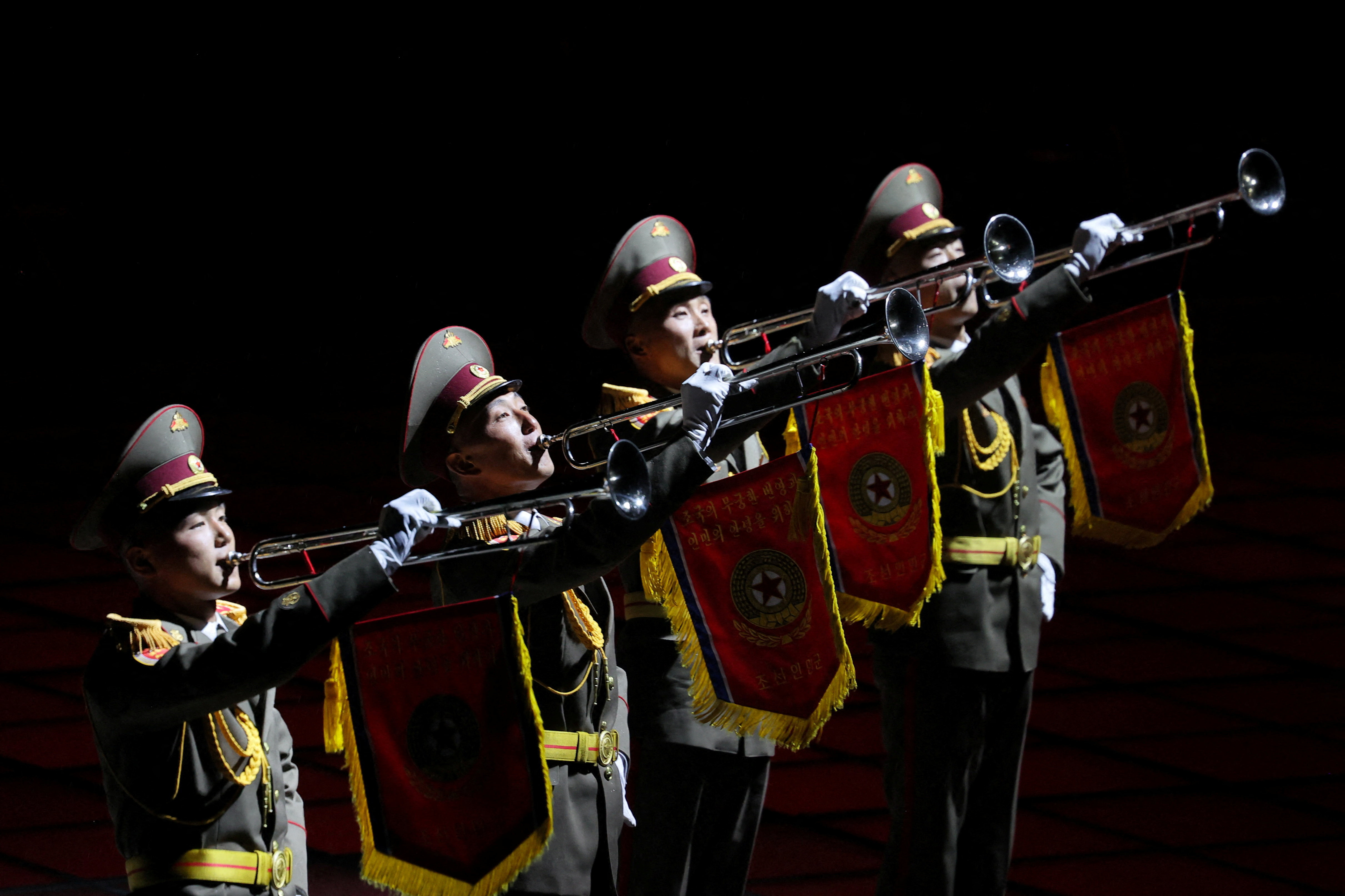 Βόρεια Κορέα: Χορεύτριες και στρατιώτες που έσπαγαν αλυσίδες στην παρέλαση του Κιμ [εικόνες]-6