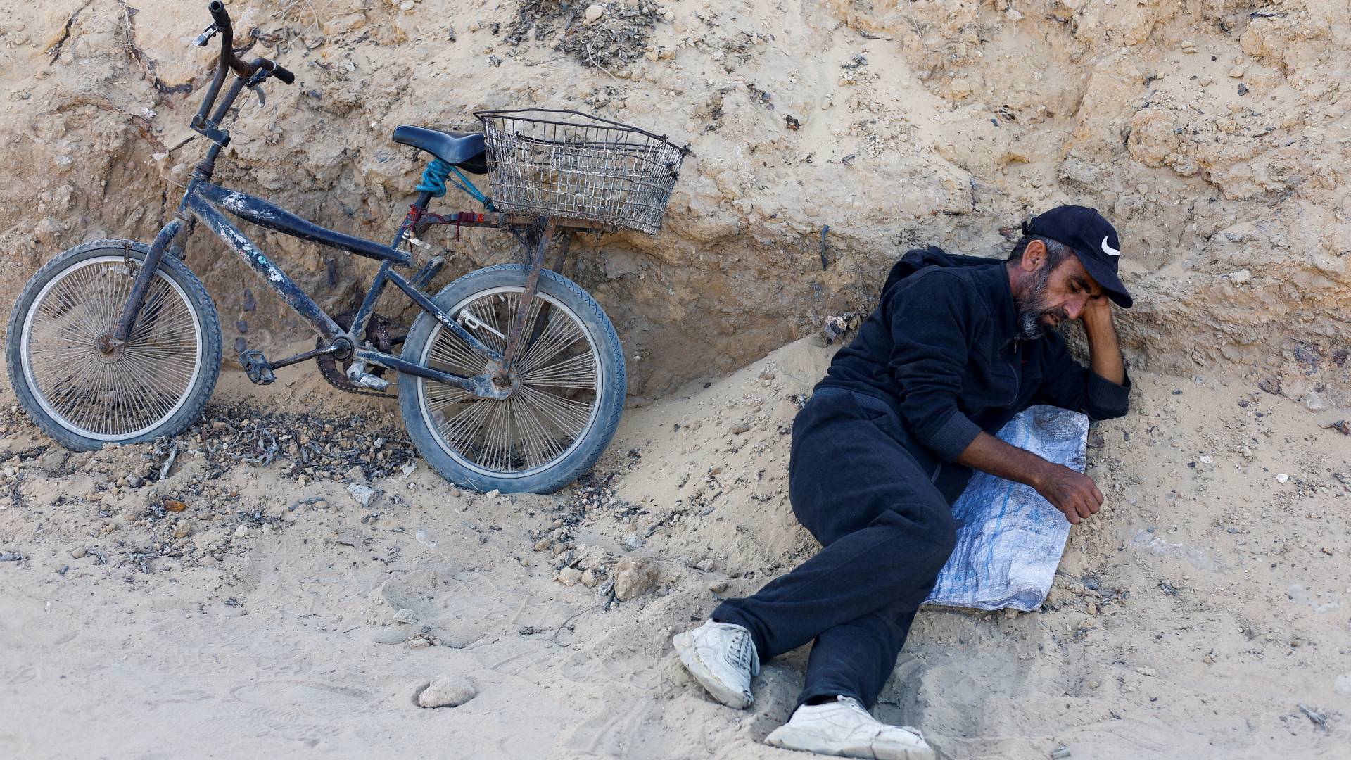 «Τελείωσε; Λένε πως ναι»: Μαζική επιστροφή Παλαιστινίων σε μια κατεστραμμένη Γάζα (εικόνες)-2