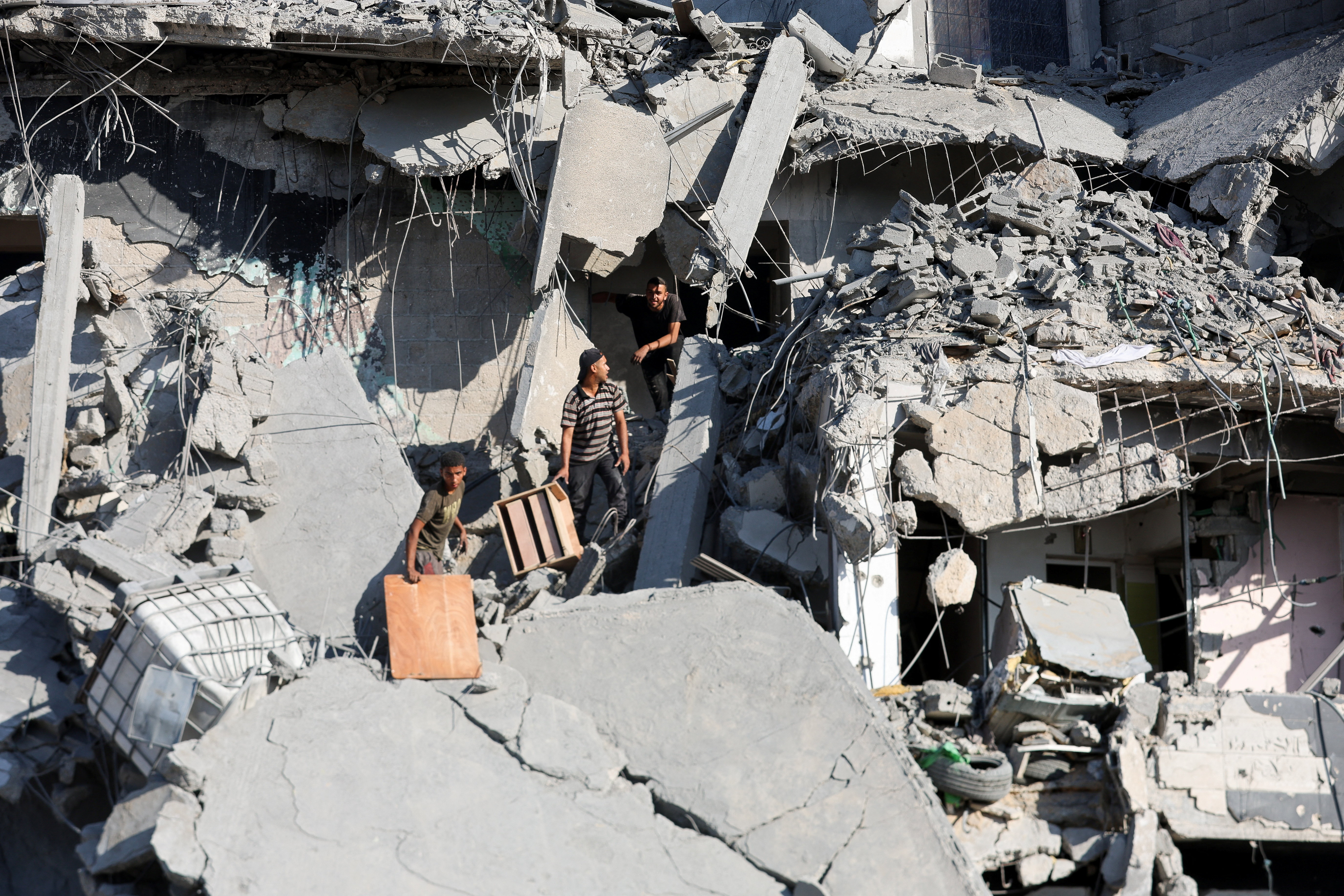 Ψάχνουν για τους νεκρούς τους στα ερείπια της Γάζας-2