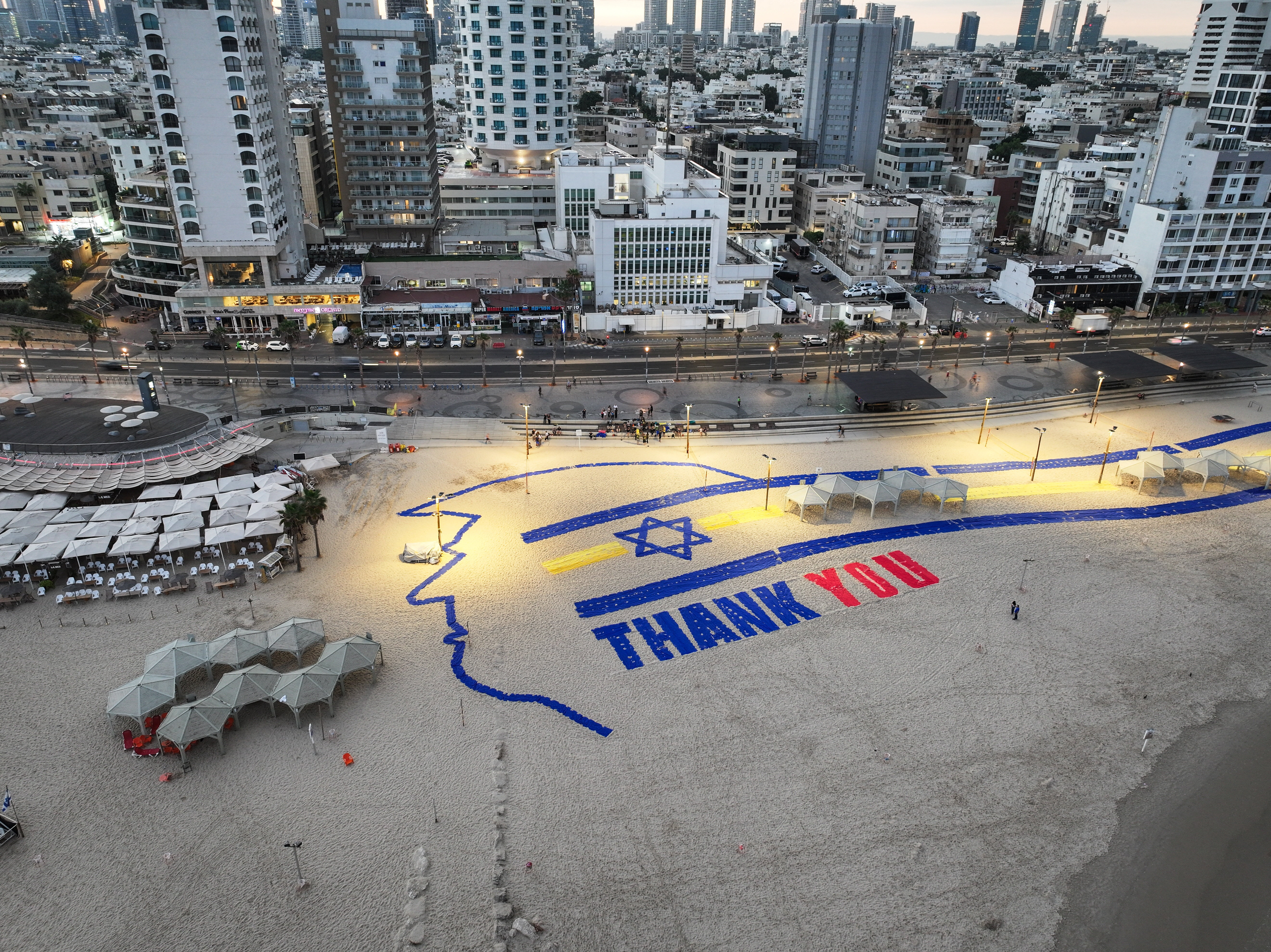 «Ευχαριστούμε»: Ενα τεράστιο πανό ευγνωμοσύνης στον Ντόναλντ Τραμπ για την επιστροφή των ομήρων-2