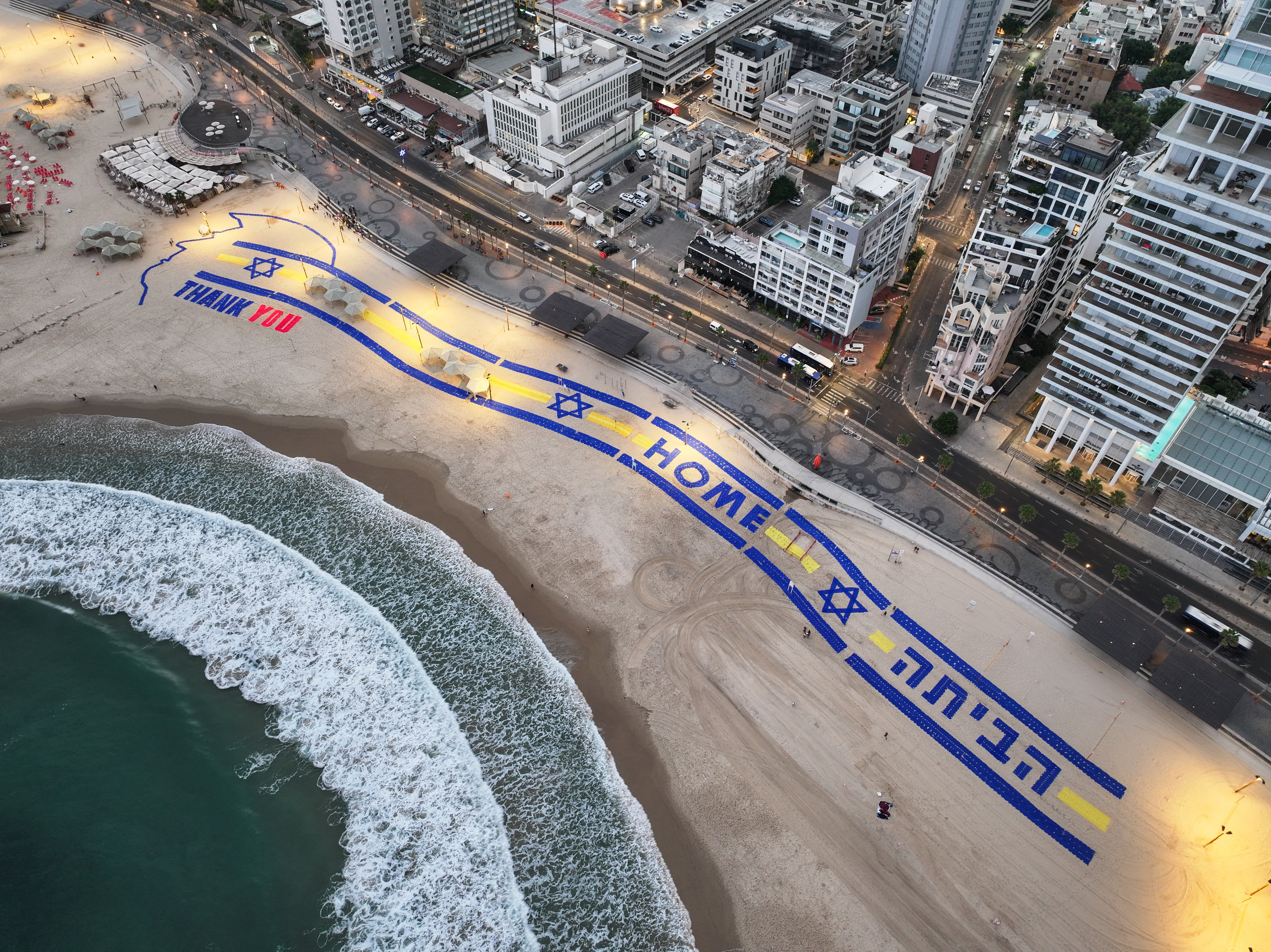 «Ευχαριστούμε»: Ενα τεράστιο πανό ευγνωμοσύνης στον Ντόναλντ Τραμπ για την επιστροφή των ομήρων-1