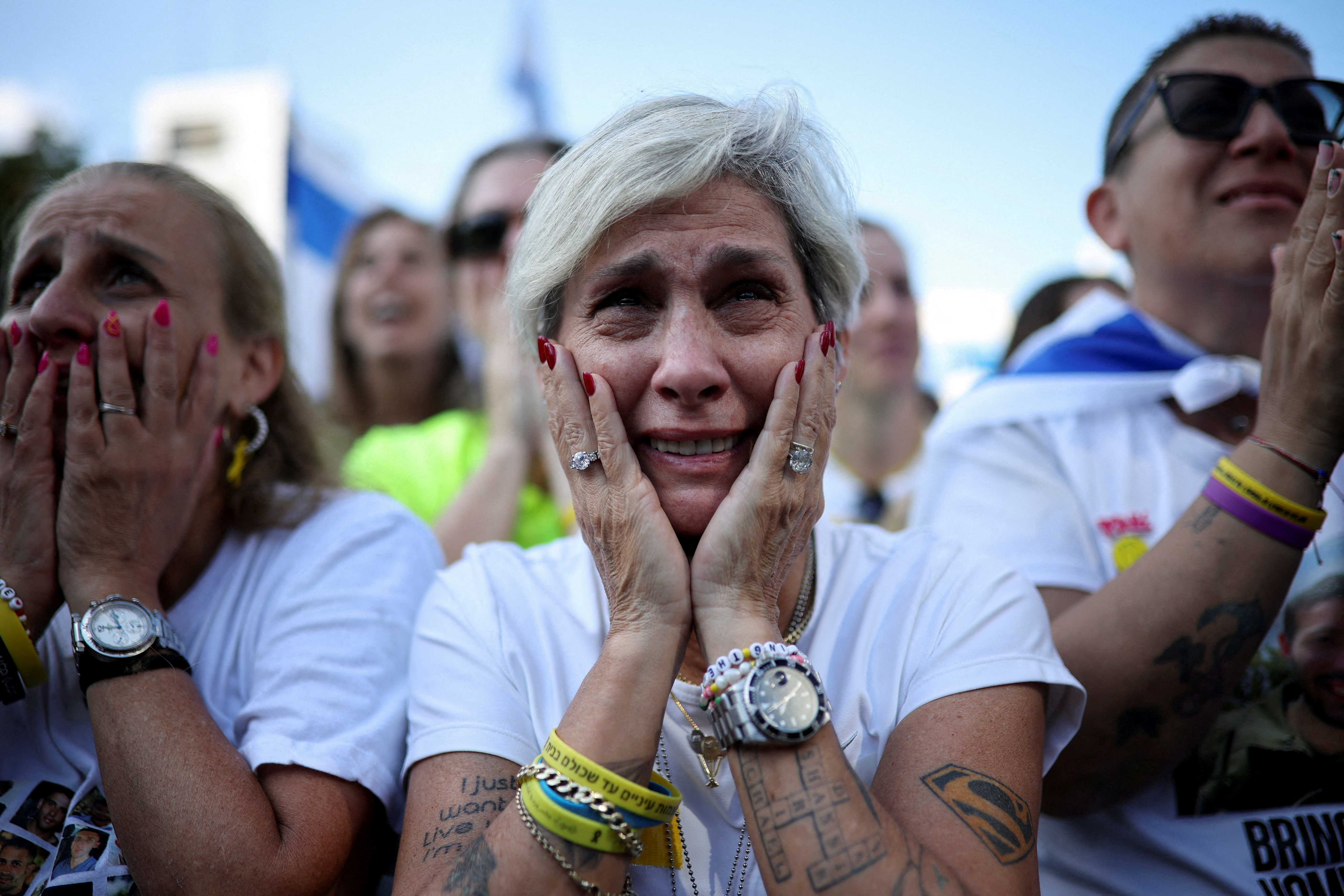 «Είσαι η ζωή μου»: Δάκρυα χαράς στο Ισραήλ για την επιστροφή των ομήρων έπειτα από 738 ημέρες-10