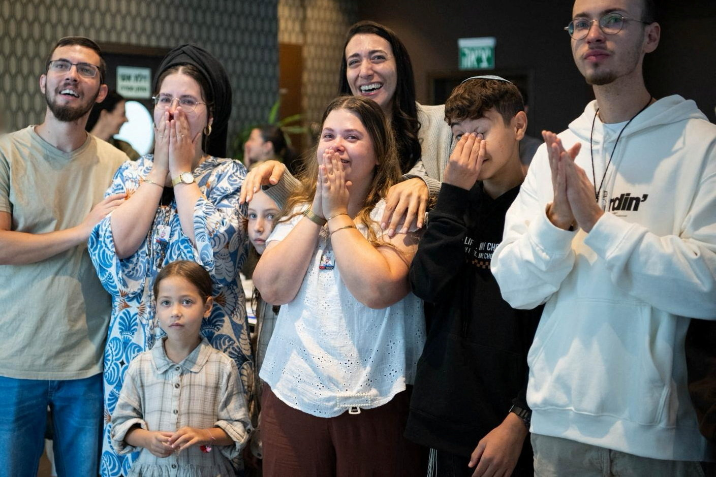 «Είσαι η ζωή μου»: Δάκρυα χαράς στο Ισραήλ για την επιστροφή των ομήρων έπειτα από 738 ημέρες-8