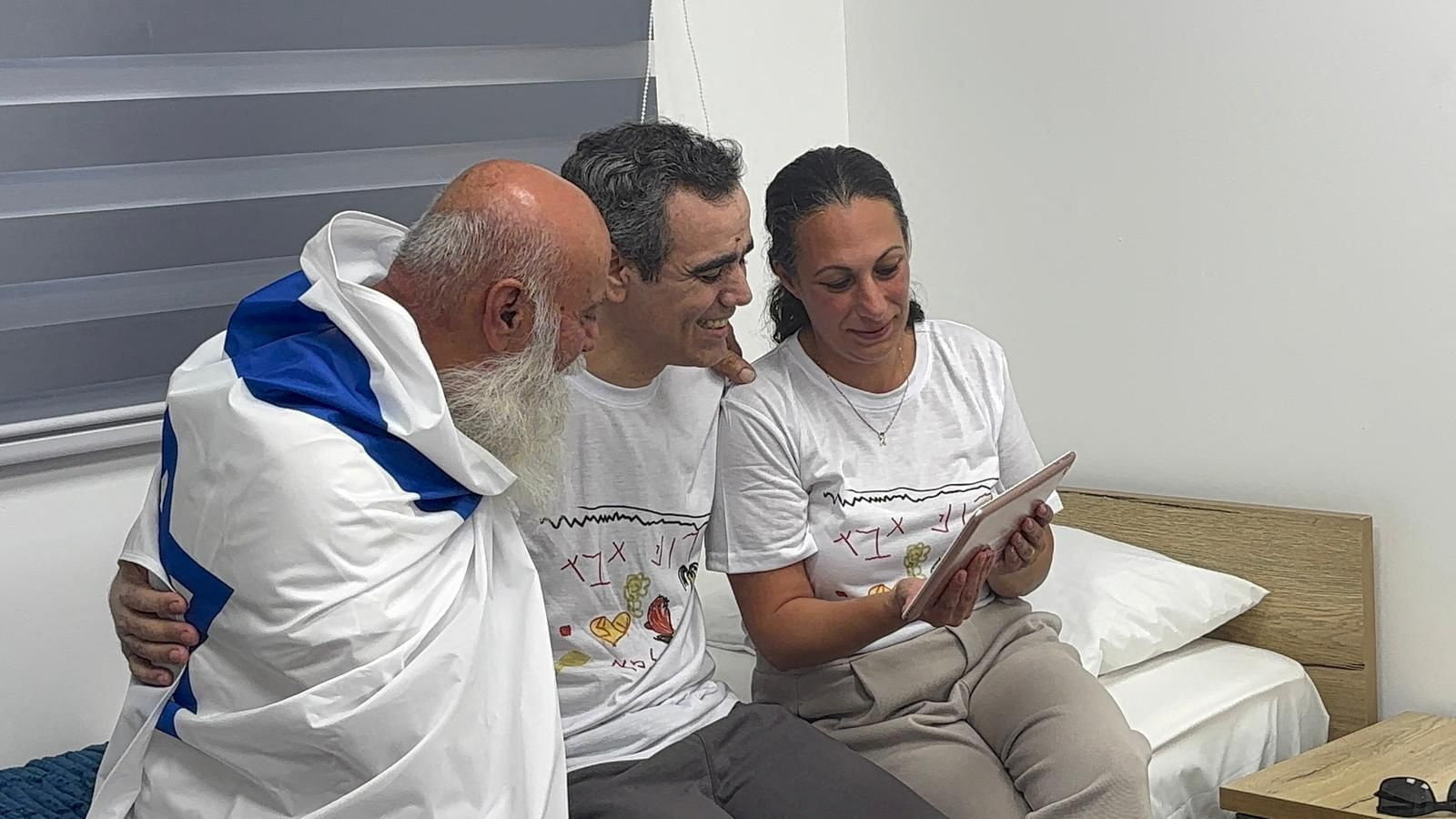 «Είσαι η ζωή μου»: Δάκρυα χαράς στο Ισραήλ για την επιστροφή των ομήρων έπειτα από 738 ημέρες-1