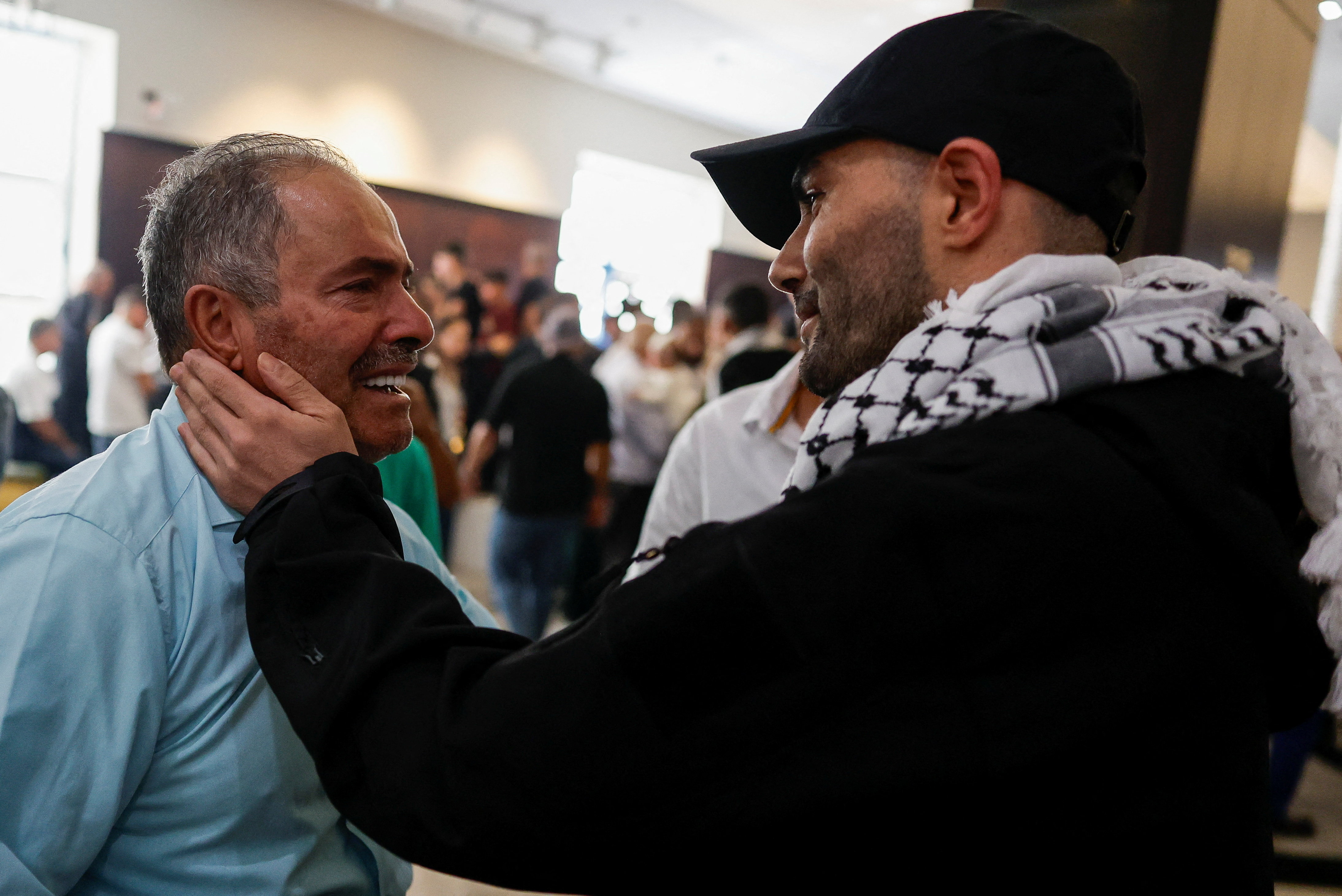 Εκρηξη χαράς στη Ραμάλα: Εφτασαν οι πρώτοι Παλαιστίνιοι που απελευθέρωσε το Ισραήλ-7