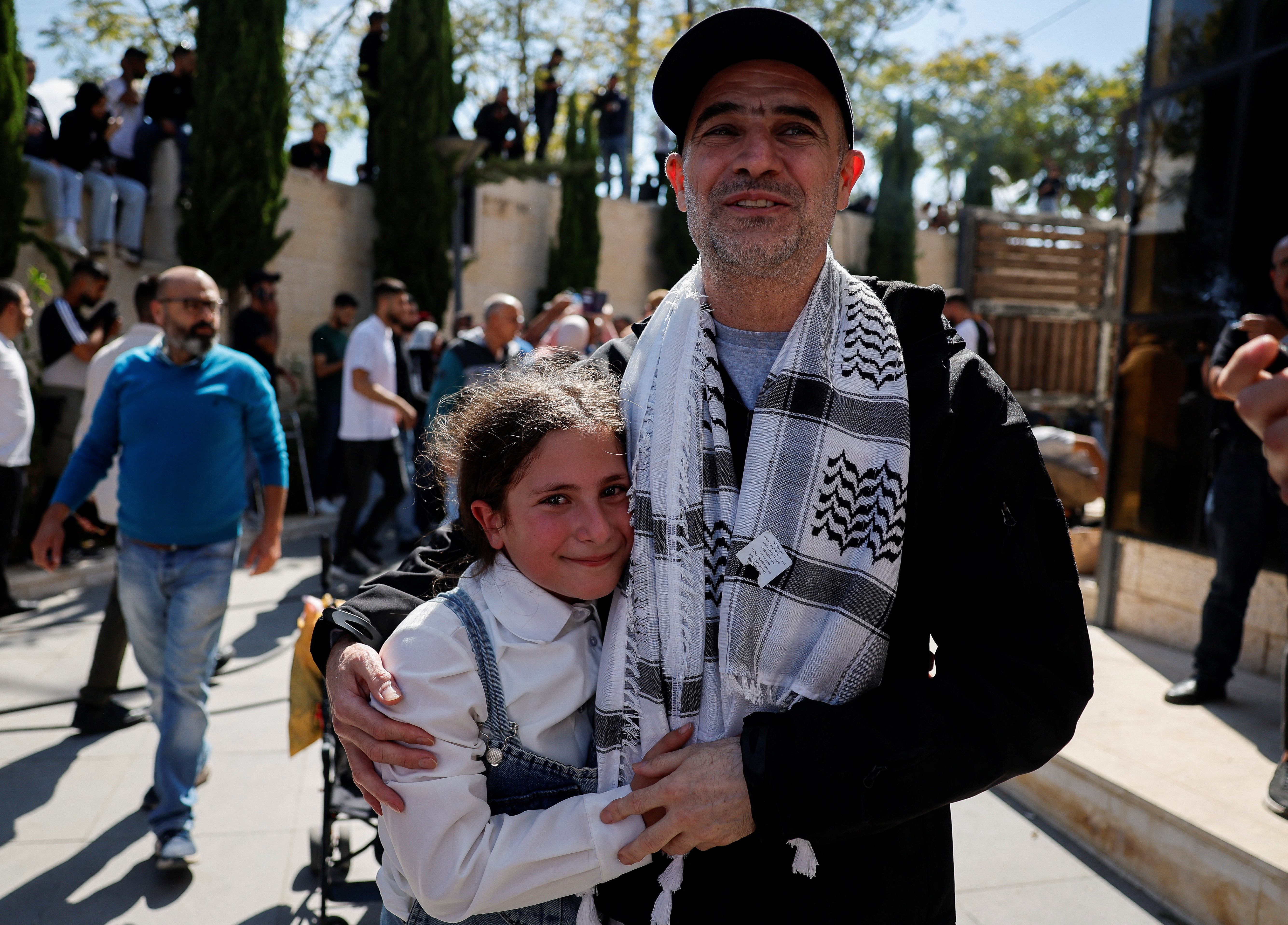 Εκρηξη χαράς στη Ραμάλα: Εφτασαν οι πρώτοι Παλαιστίνιοι που απελευθέρωσε το Ισραήλ-5