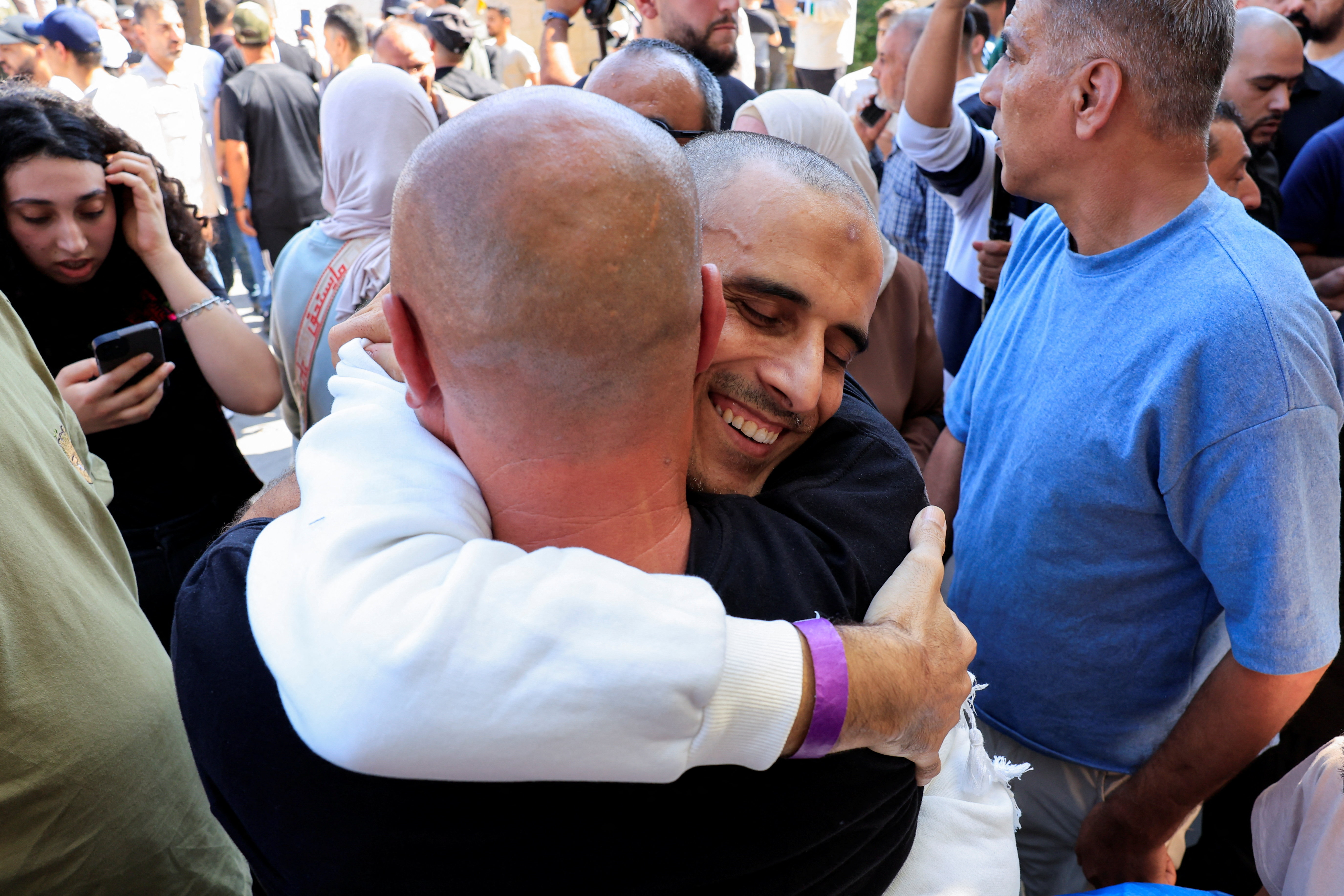 Εκρηξη χαράς στη Ραμάλα: Εφτασαν οι πρώτοι Παλαιστίνιοι που απελευθέρωσε το Ισραήλ-1