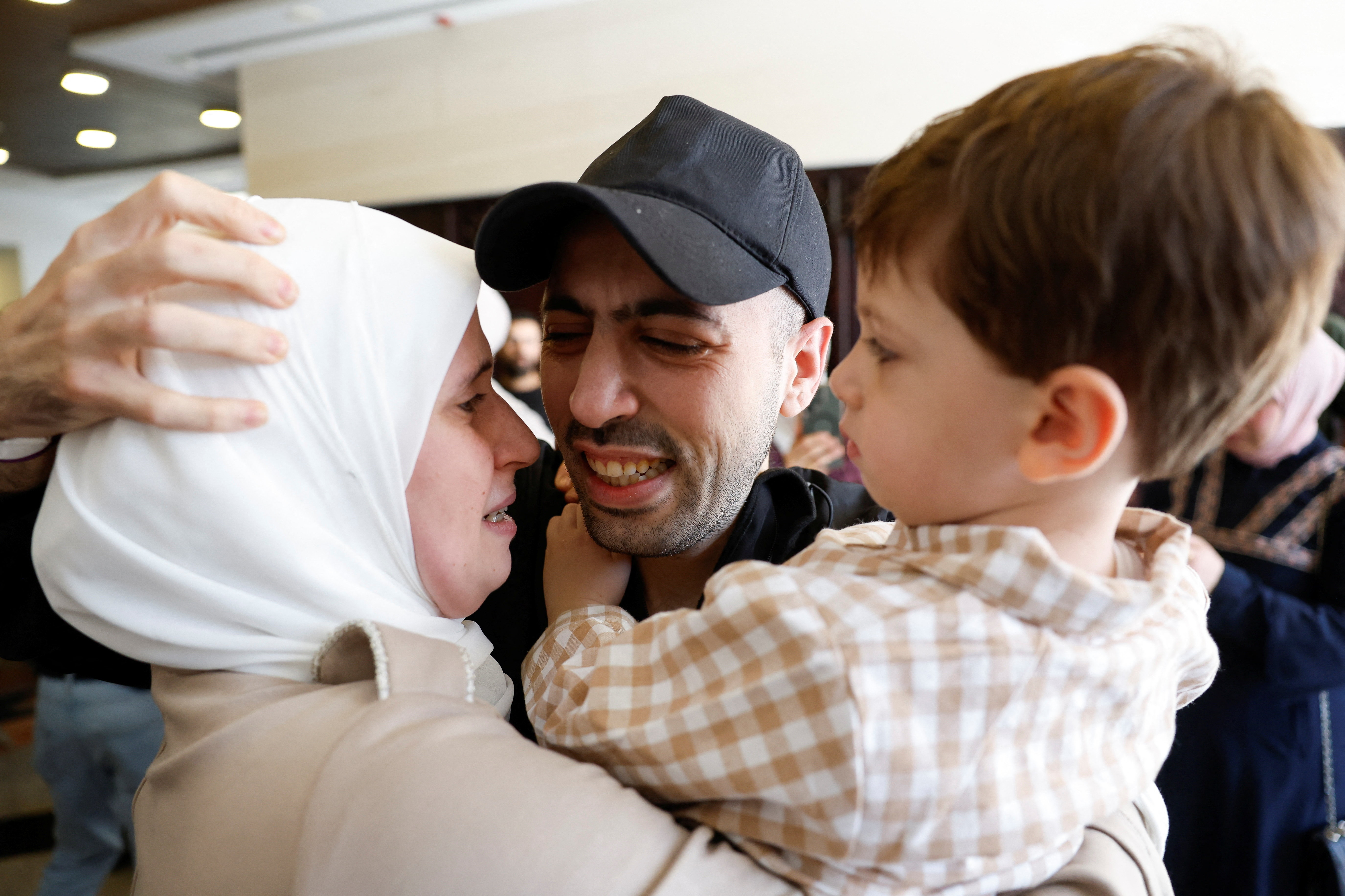 Εκρηξη χαράς στη Ραμάλα: Εφτασαν οι πρώτοι Παλαιστίνιοι που απελευθέρωσε το Ισραήλ-2