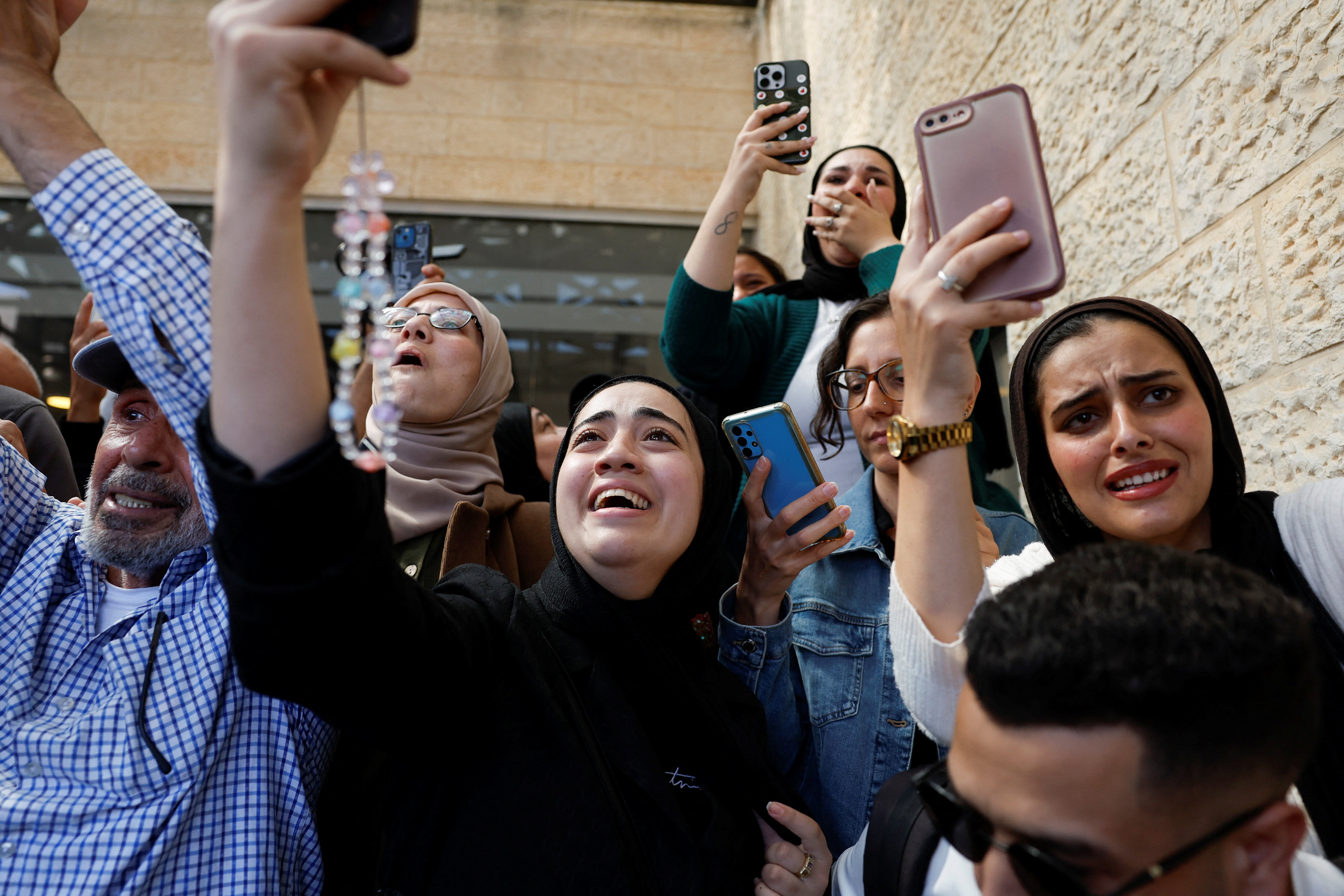 Εκρηξη χαράς στη Ραμάλα: Εφτασαν οι πρώτοι Παλαιστίνιοι που απελευθέρωσε το Ισραήλ-4