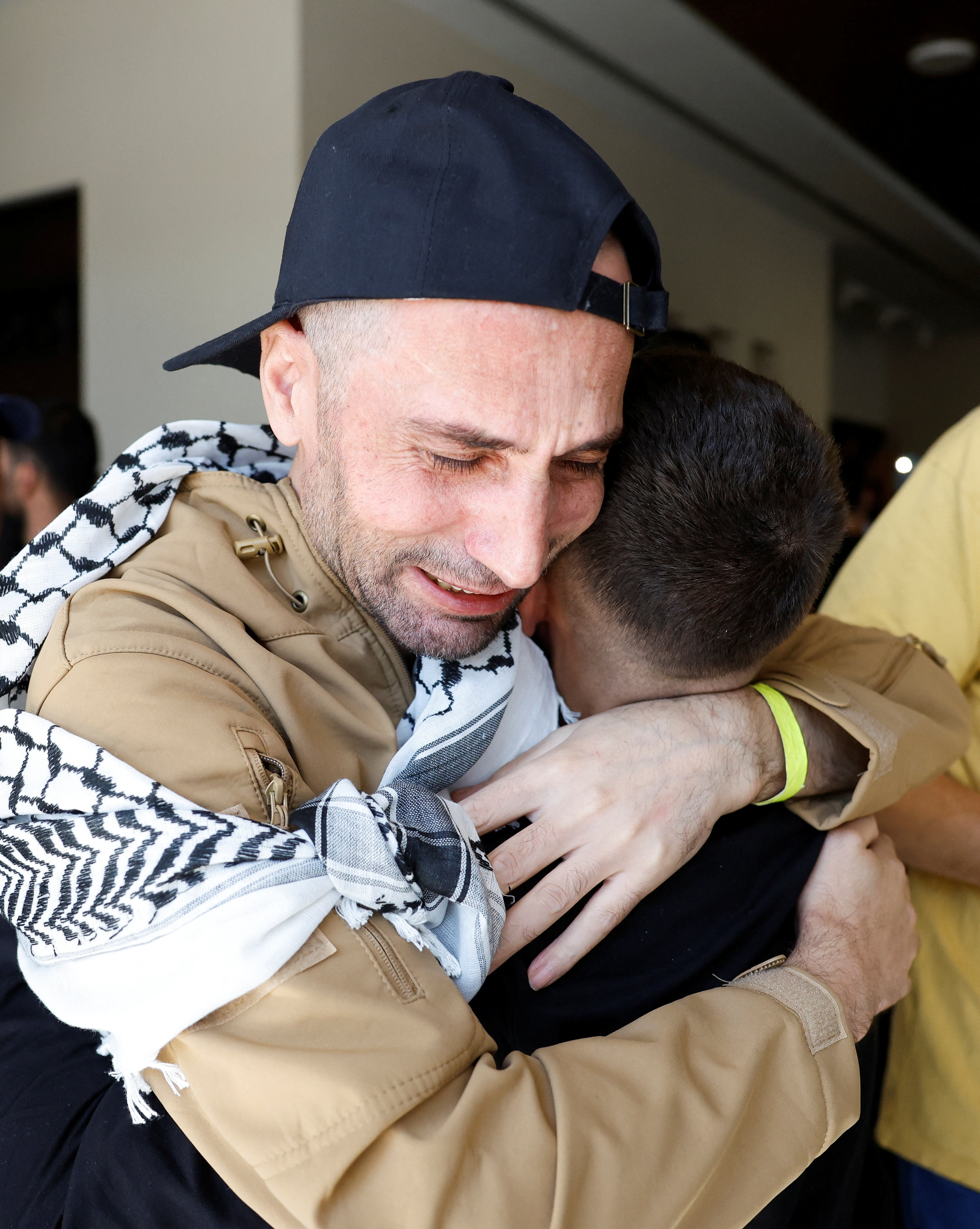 Εκρηξη χαράς στη Ραμάλα: Εφτασαν οι πρώτοι Παλαιστίνιοι που απελευθέρωσε το Ισραήλ-6