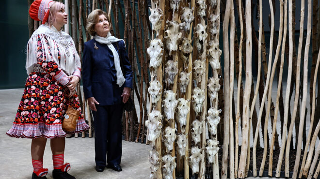 η-καλλιτέχνις-το-έργο-και-η-βασίλισσα-563864605