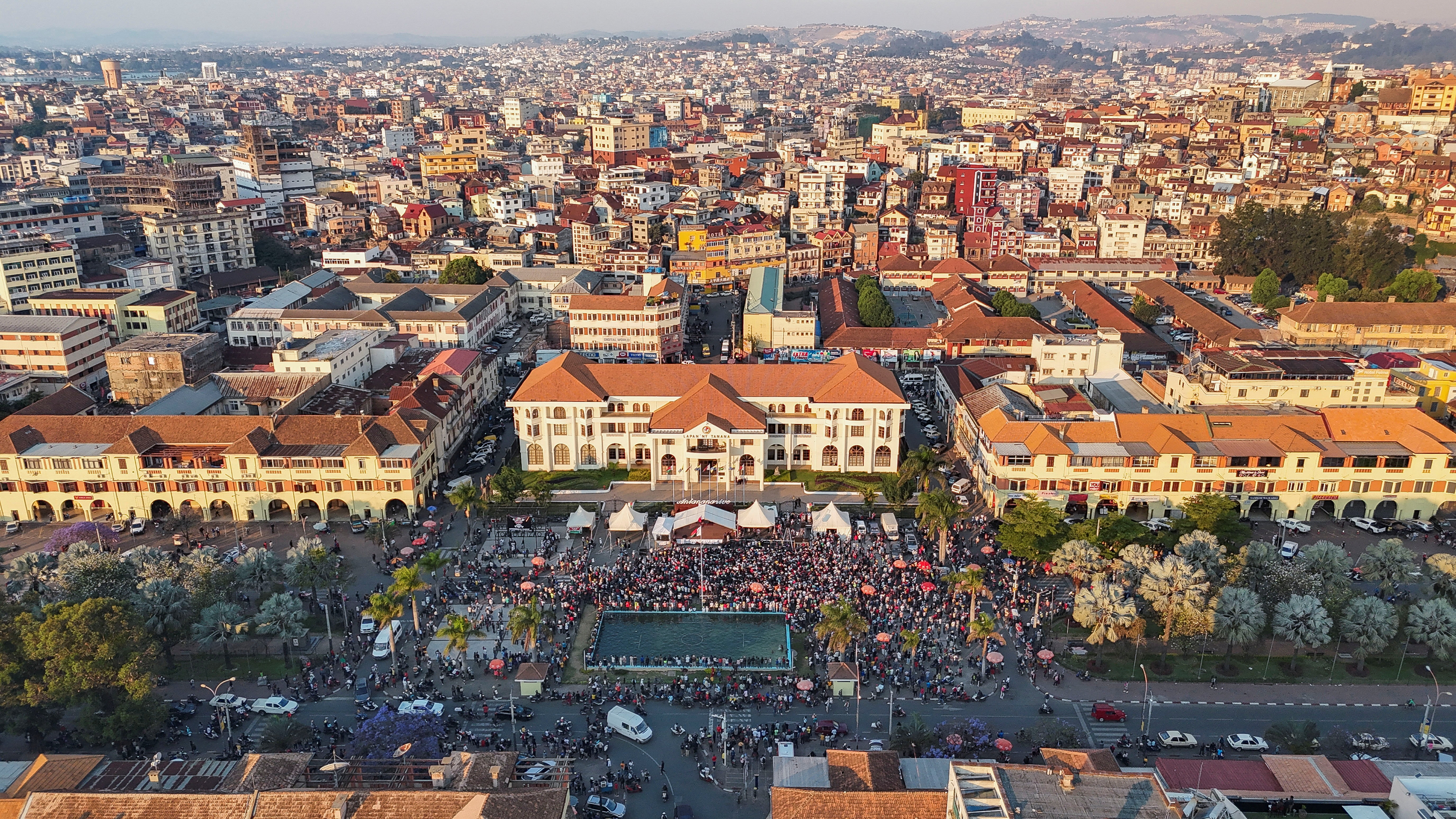 Μαδαγασκάρη: Ποιος είναι ο συνταγματάρχης που βρέθηκε από τη φυλακή στο προεδρικό μέγαρο-1