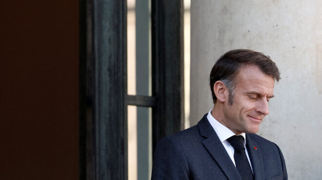 politico-η-γαλλία-καιγόταν-και-ο-μακρόν-νοι-563873482