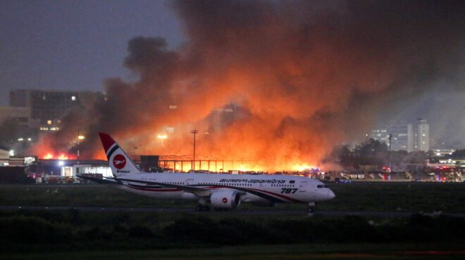 μπαγκλαντές-μεγάλη-φωτιά-στο-αεροδρό-563876032