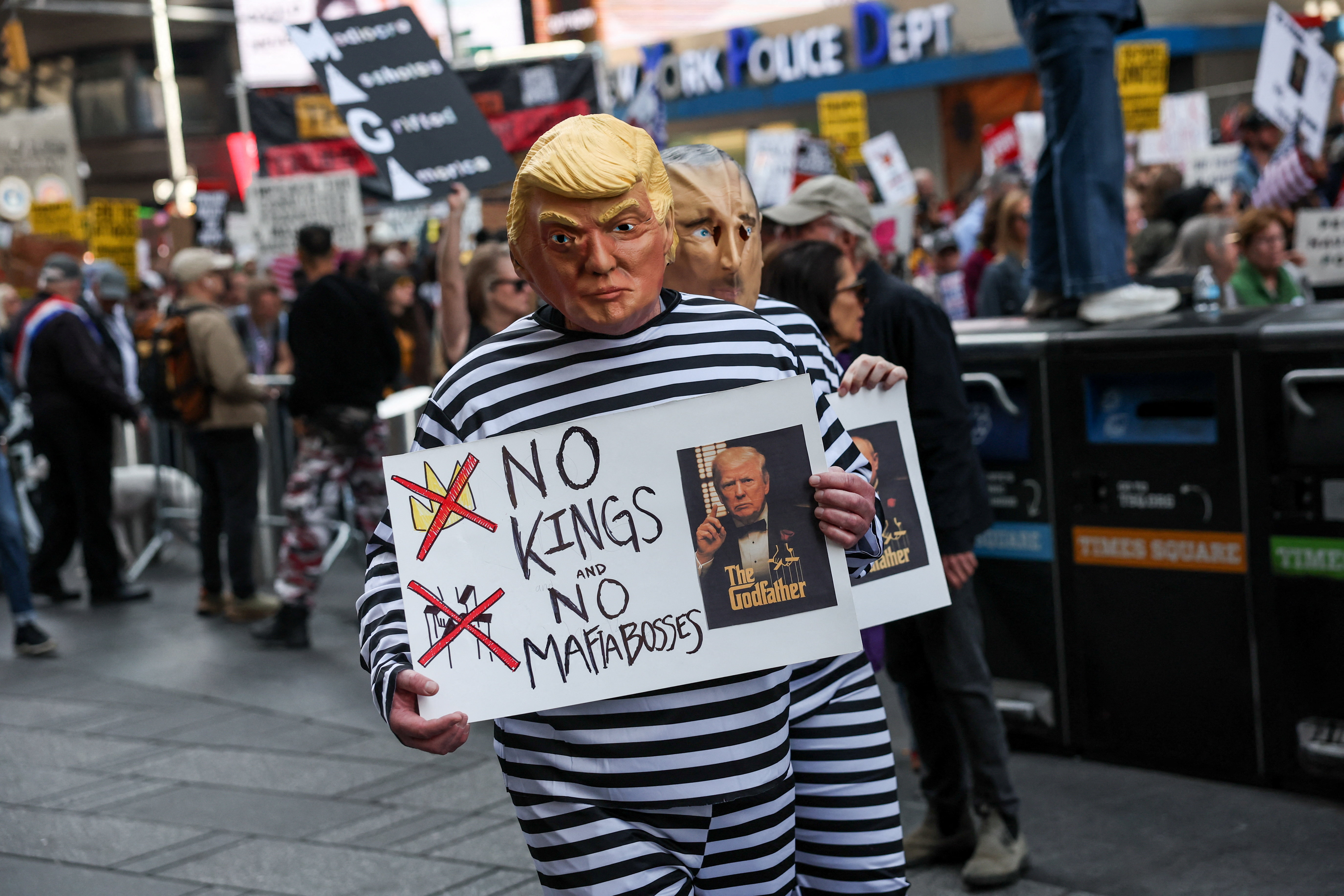 «No Kings»: Μαζικές διαδηλώσεις σε 2.600 πόλεις των ΗΠΑ κατά του Τραμπ-3