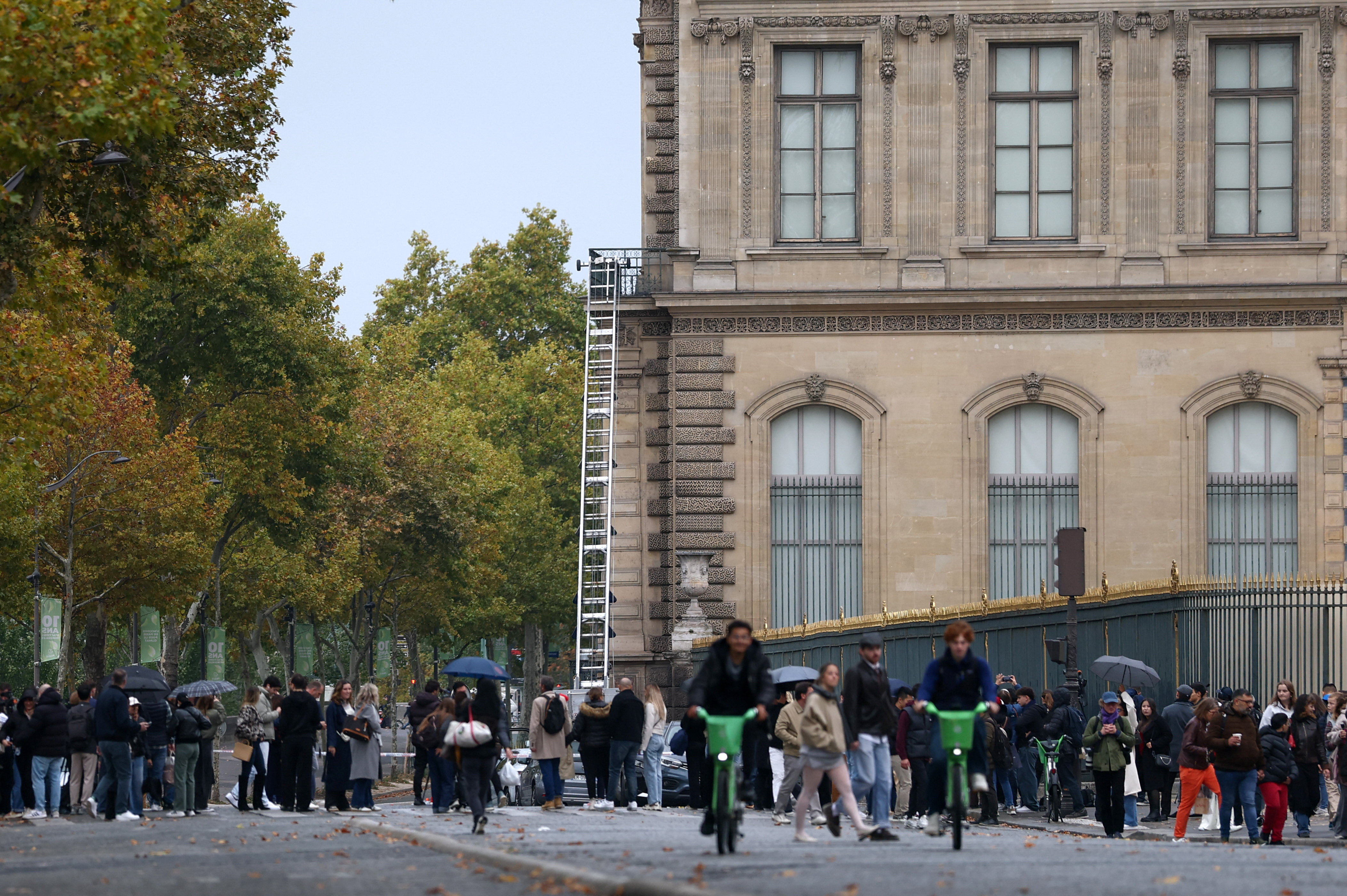 Λούβρο: Πώς έγινε η κινηματογραφική κλοπή στην «Γκαλερί του Απόλλωνα»-1