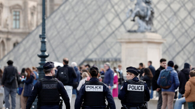 διάρρηξη-στο-λούβρο-η-ανύψωση-έως-τη-563879341