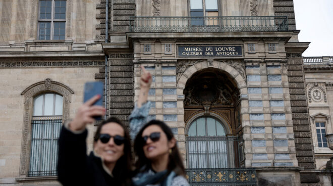 h-νέα-ατραξιόν-του-λούβρου-το-παράθυρ-563882791