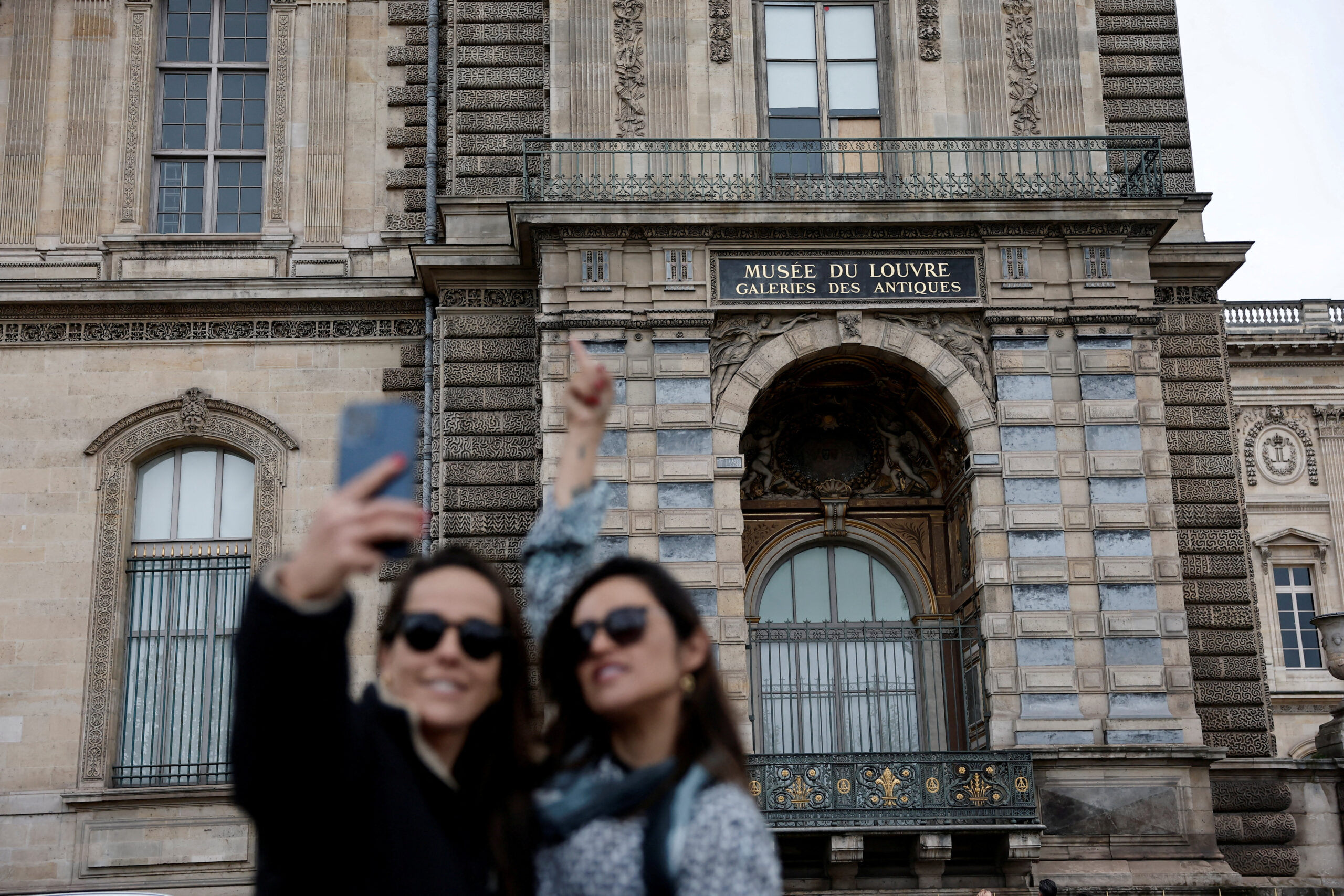 h-νέα-ατραξιόν-του-λούβρου-το-παράθυρ-563882791