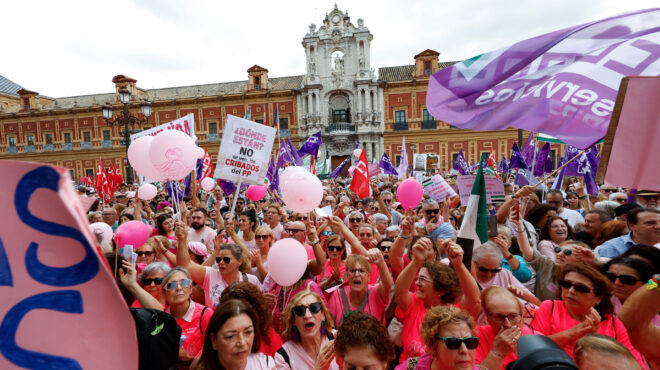 σεβίλλη-χιλιάδες-γυναίκες-στους-δρόμ-563888884