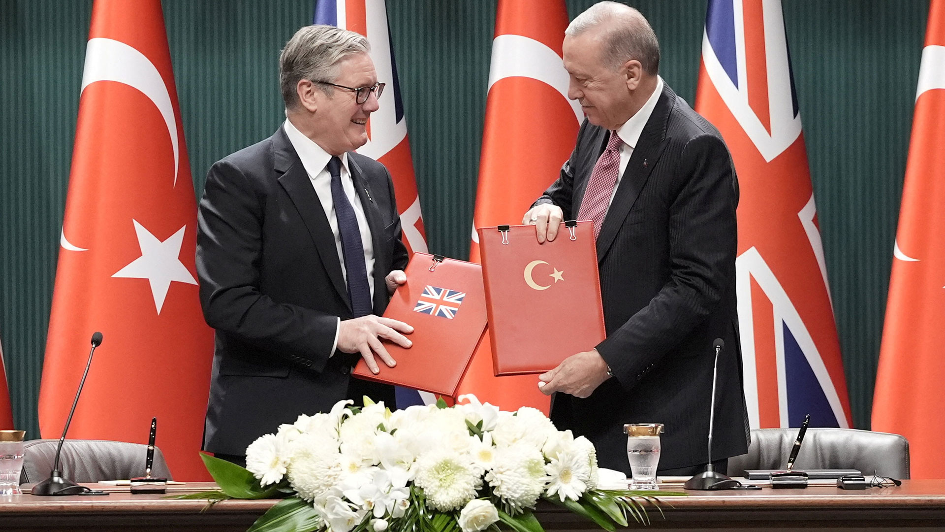 Ο Στάρμερ υπέγραψε συμφωνία 10,7 δισ. δολ. με την Τουρκία για 20 μαχητικά Eurofighter-1