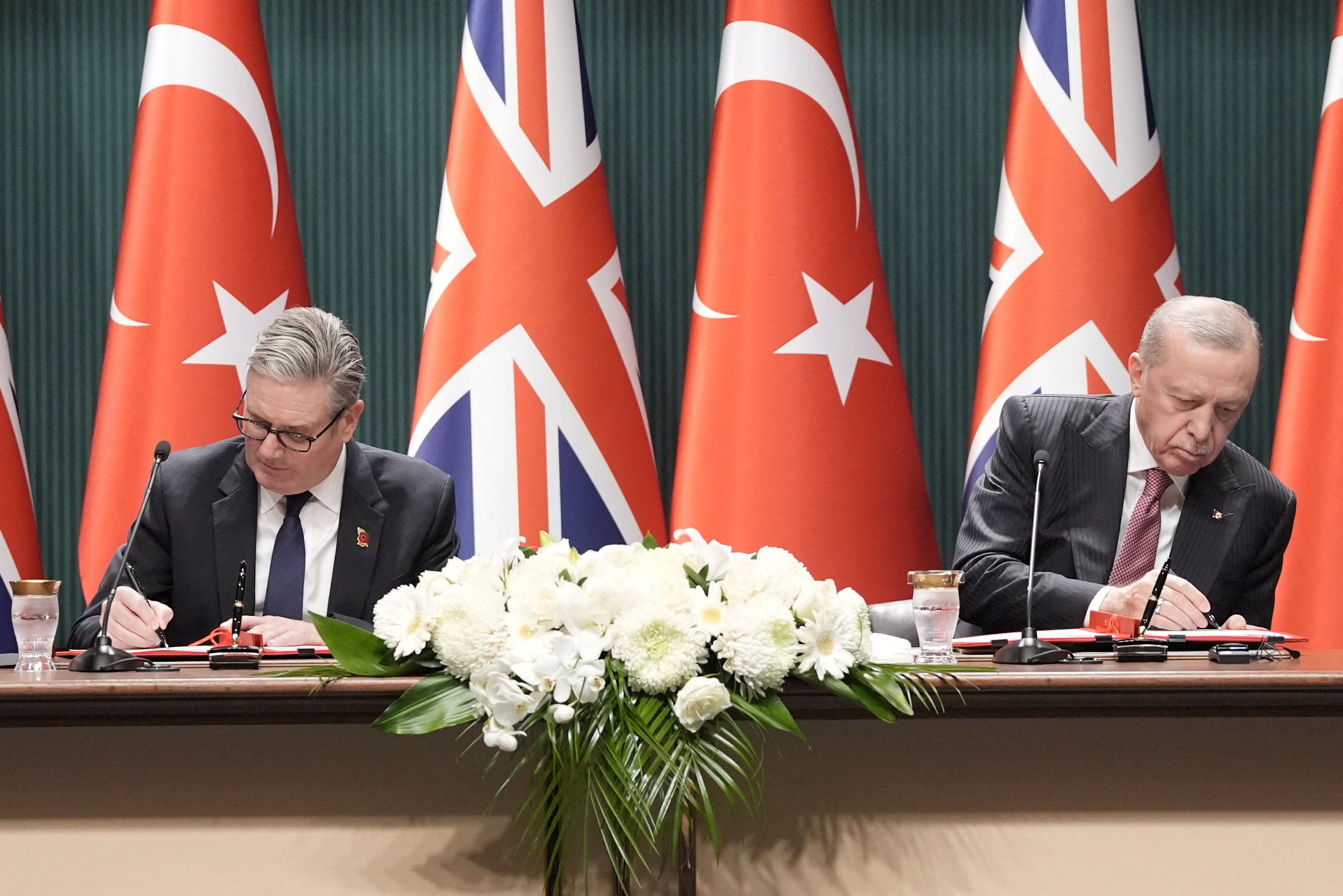 Ο Στάρμερ υπέγραψε συμφωνία 10,7 δισ. δολ. με την Τουρκία για 20 μαχητικά Eurofighter-2