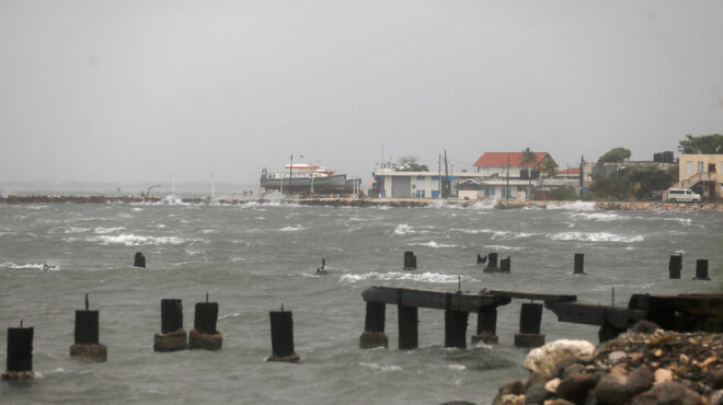 στην-τζαμάικα-έφθασε-ο-κυκλώνας-melissa-αν-563890432