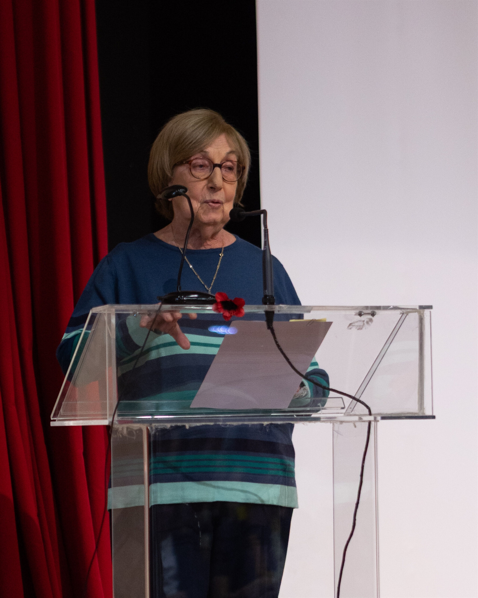 Ο Ντάνιελ Ντέι-Λιούις και ο γιος του Ρόναν στο πλευρό της «Πόρτας Ανοιχτής»-1