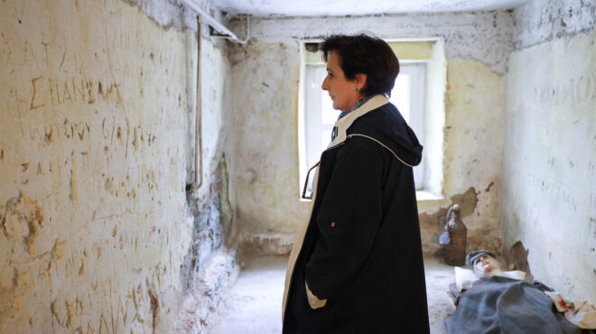 ο-τοίχος-έχει-ακόμη-τα-σημάδια-των-βασα-563888773