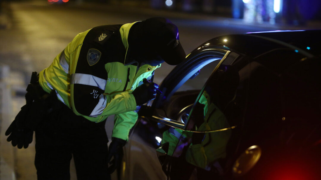 σύνταγμα-αλκοτέστ-τους-σταματάνε-όλ-563868673