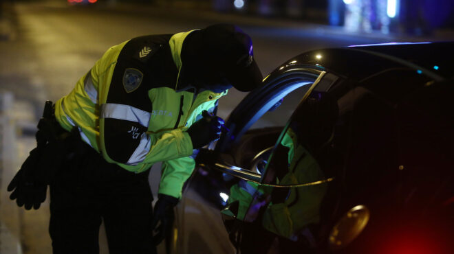 σύνταγμα-αλκοτέστ-τους-σταματάνε-όλ-563868673