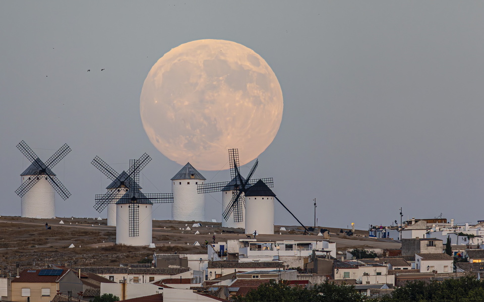 «Φεγγάρι της Συγκομιδής»: Εκθαμβωτική η πρώτη υπερπανσέληνος του 2025-8