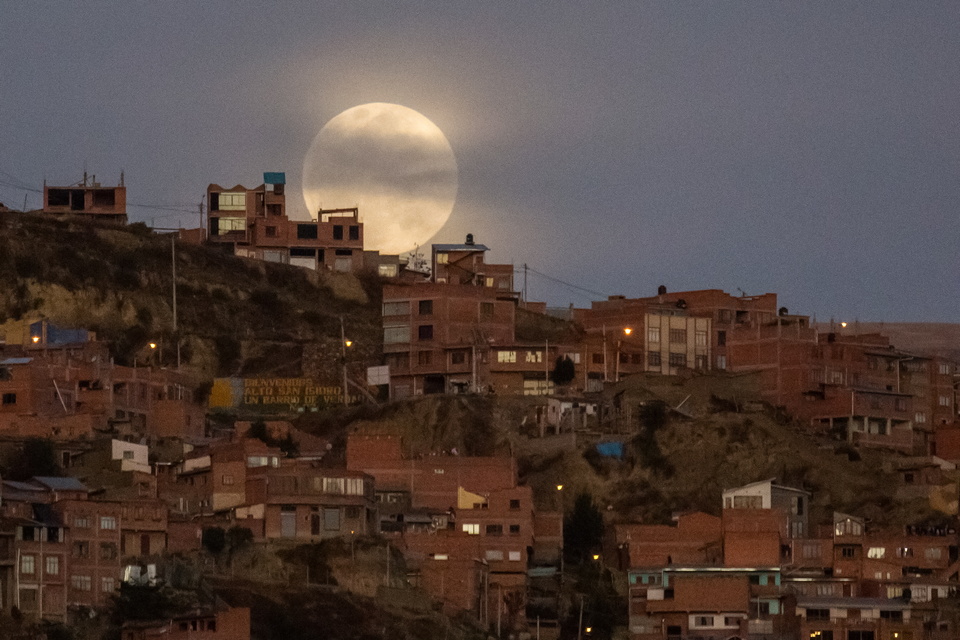 «Φεγγάρι της Συγκομιδής»: Εκθαμβωτική η πρώτη υπερπανσέληνος του 2025-6