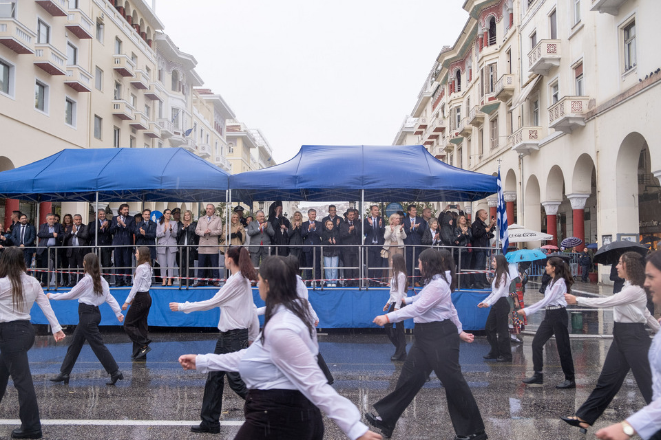 Θεσσαλονίκη: Υπό βροχή η μαθητική παρέλαση-3