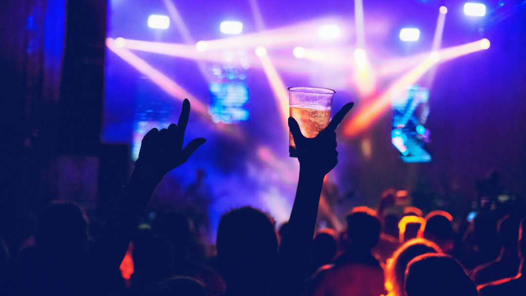 στα-χαρτιά-η-απαγόρευση-αλκοόλ-σε-ανηλ-563884585