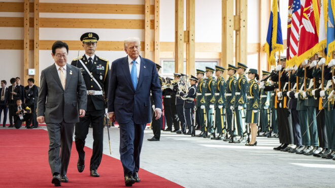 συμφωνίες-κι-ένα-στέμμα-για-τον-τραμπ-563893342