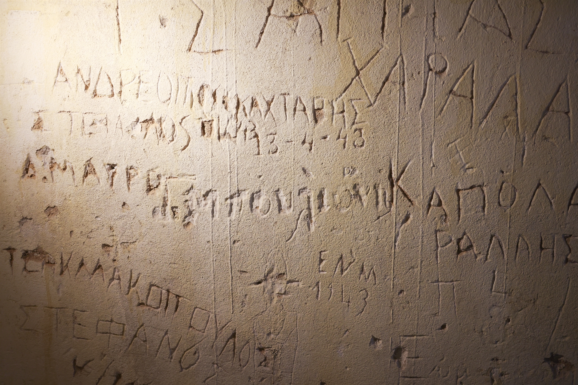 Ο τοίχος έχει ακόμη τα σημάδια των βασανισμένων-1