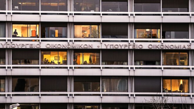 αυξήθηκαν-στα-3882-δισ-οι-ληξιπρόθεσμες-ο-563855128